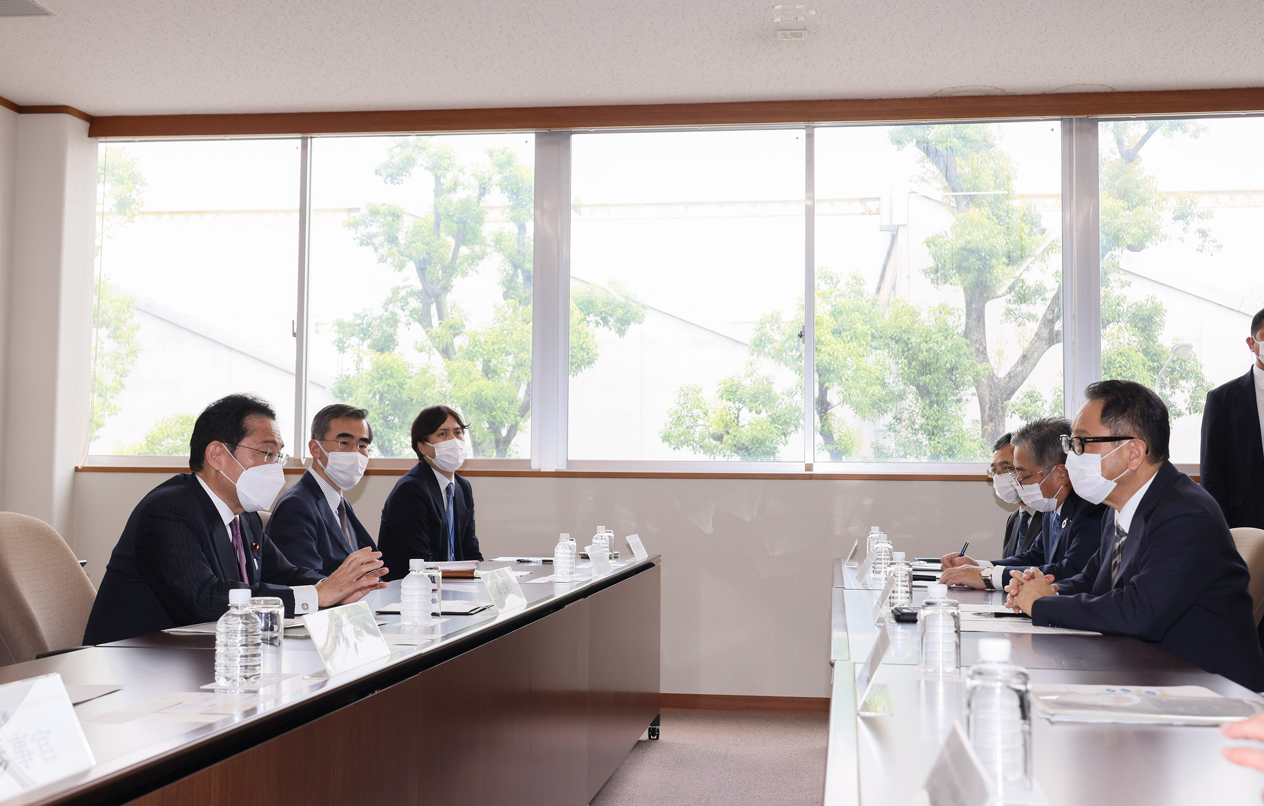 日本自動車工業会及び日本自動車部品工業会と懇談する岸田総理１