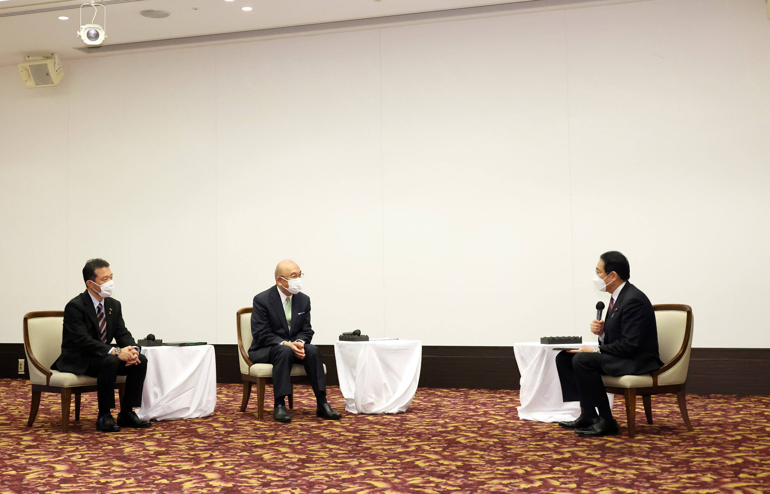 両知事と懇談する岸田総理２