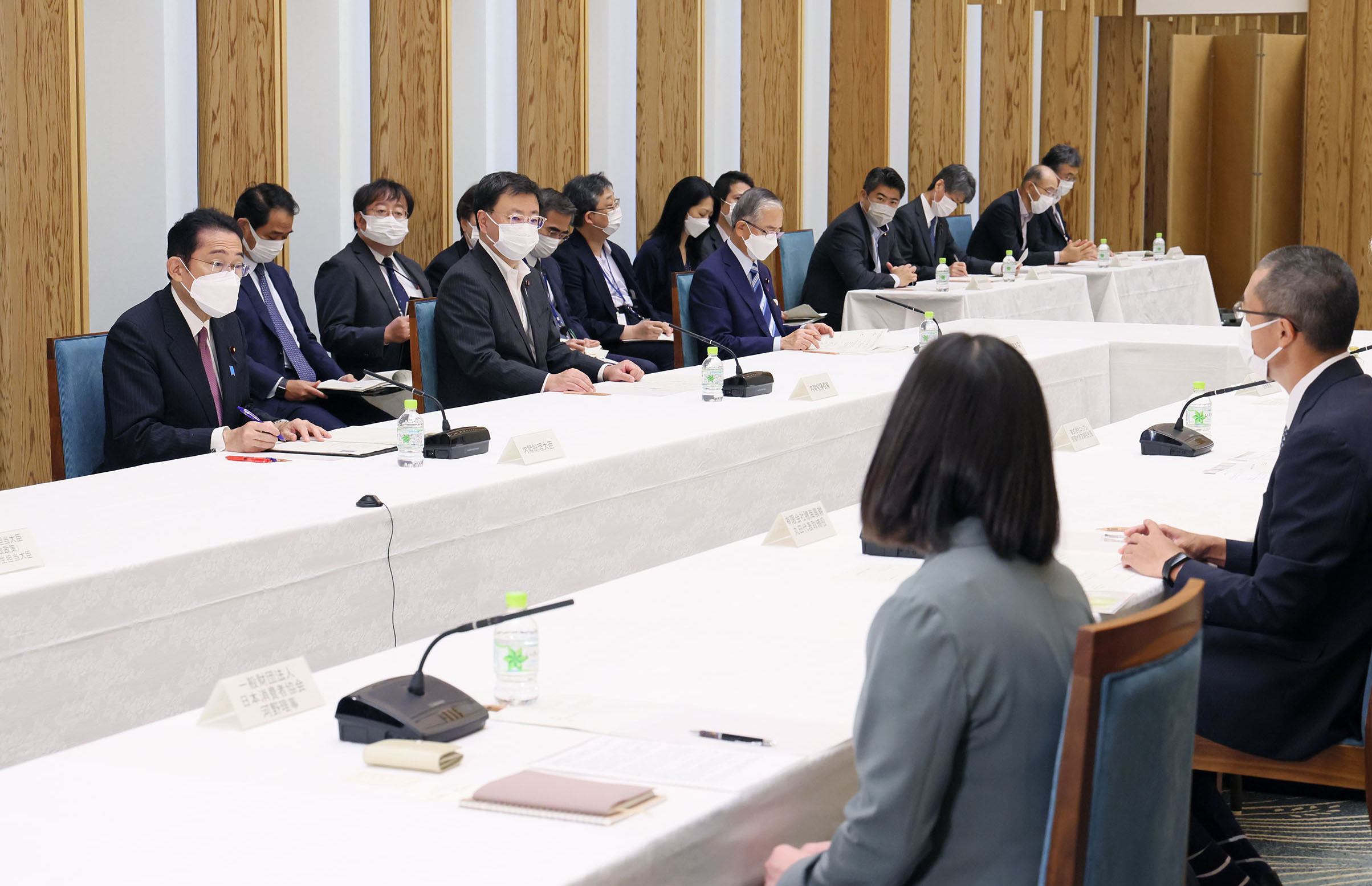 参加者の発言を聞く岸田総理２