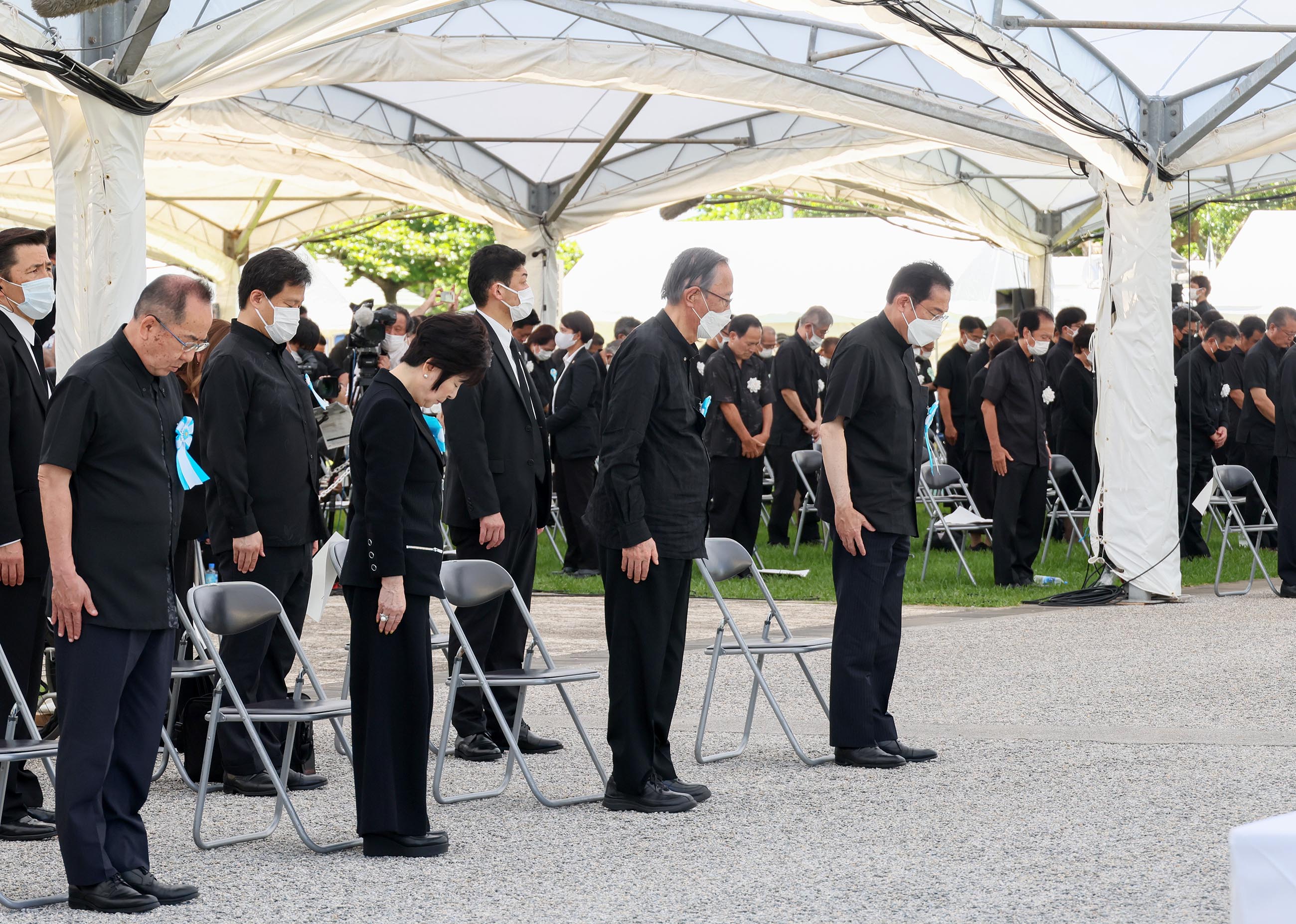 沖縄全戦没者追悼式で黙とうをささげる岸田総理２