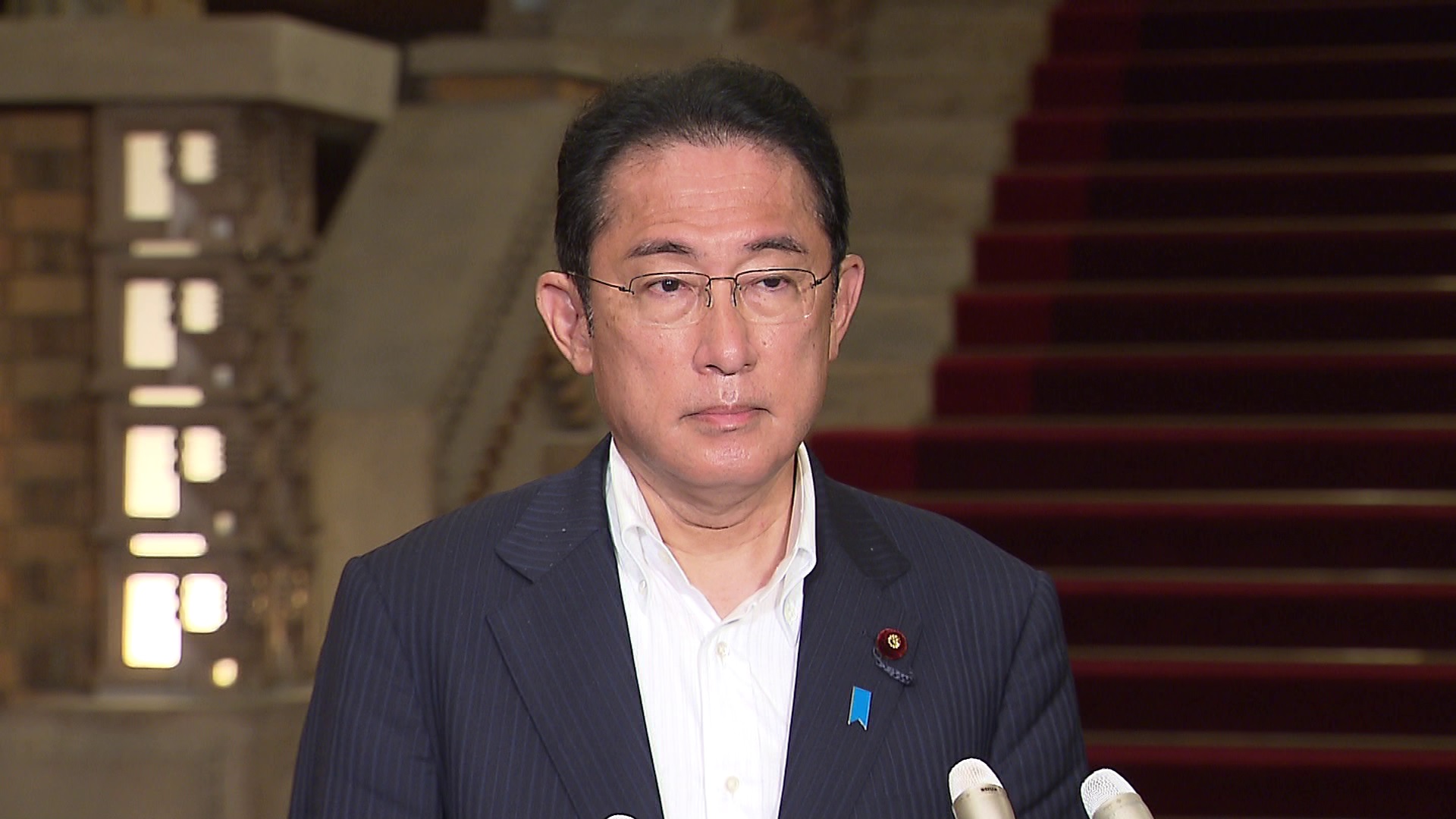 記者の質問に答える岸田総理