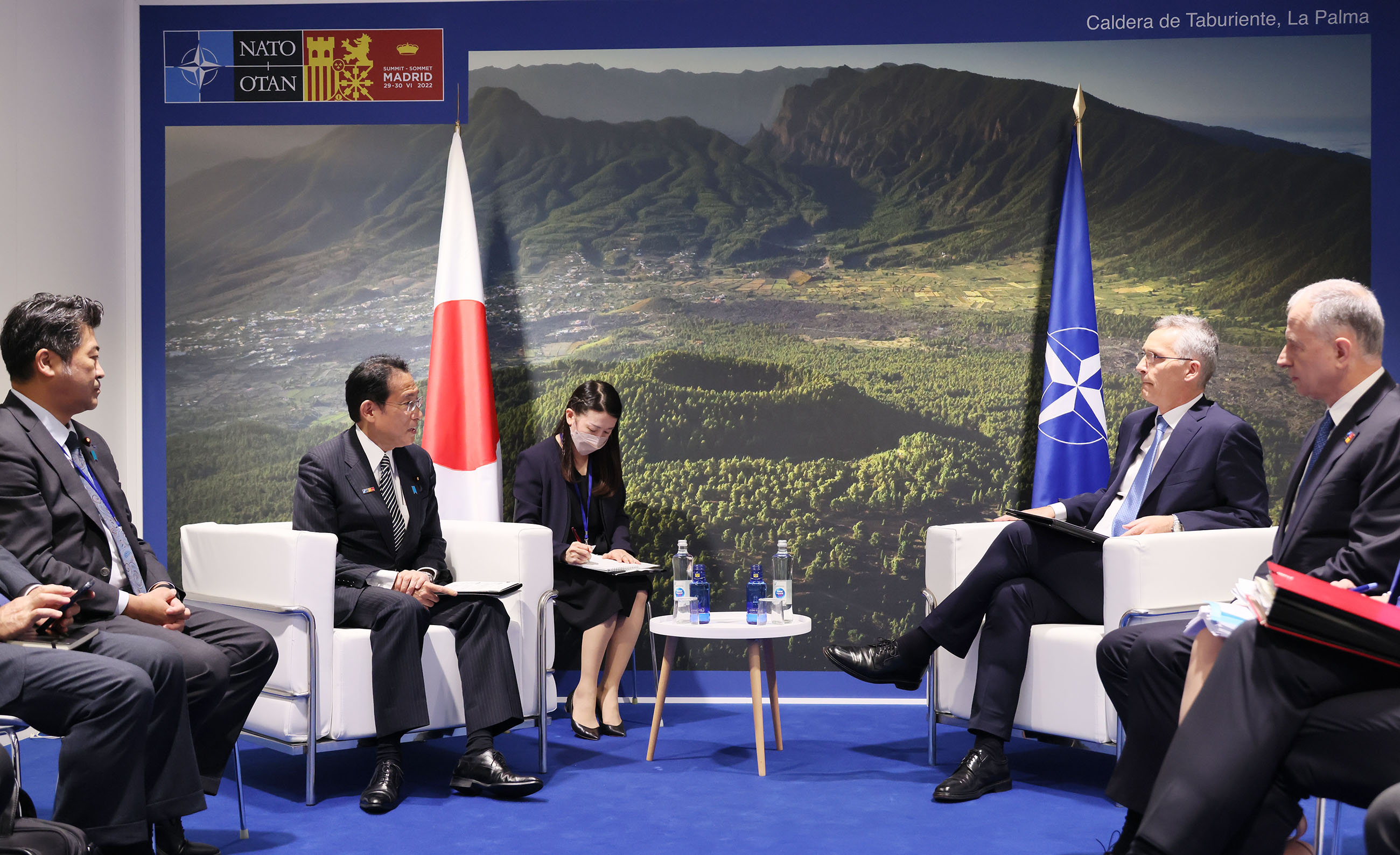 ストルテンベルグ・ＮＡＴＯ事務総長と会談する岸田総理２