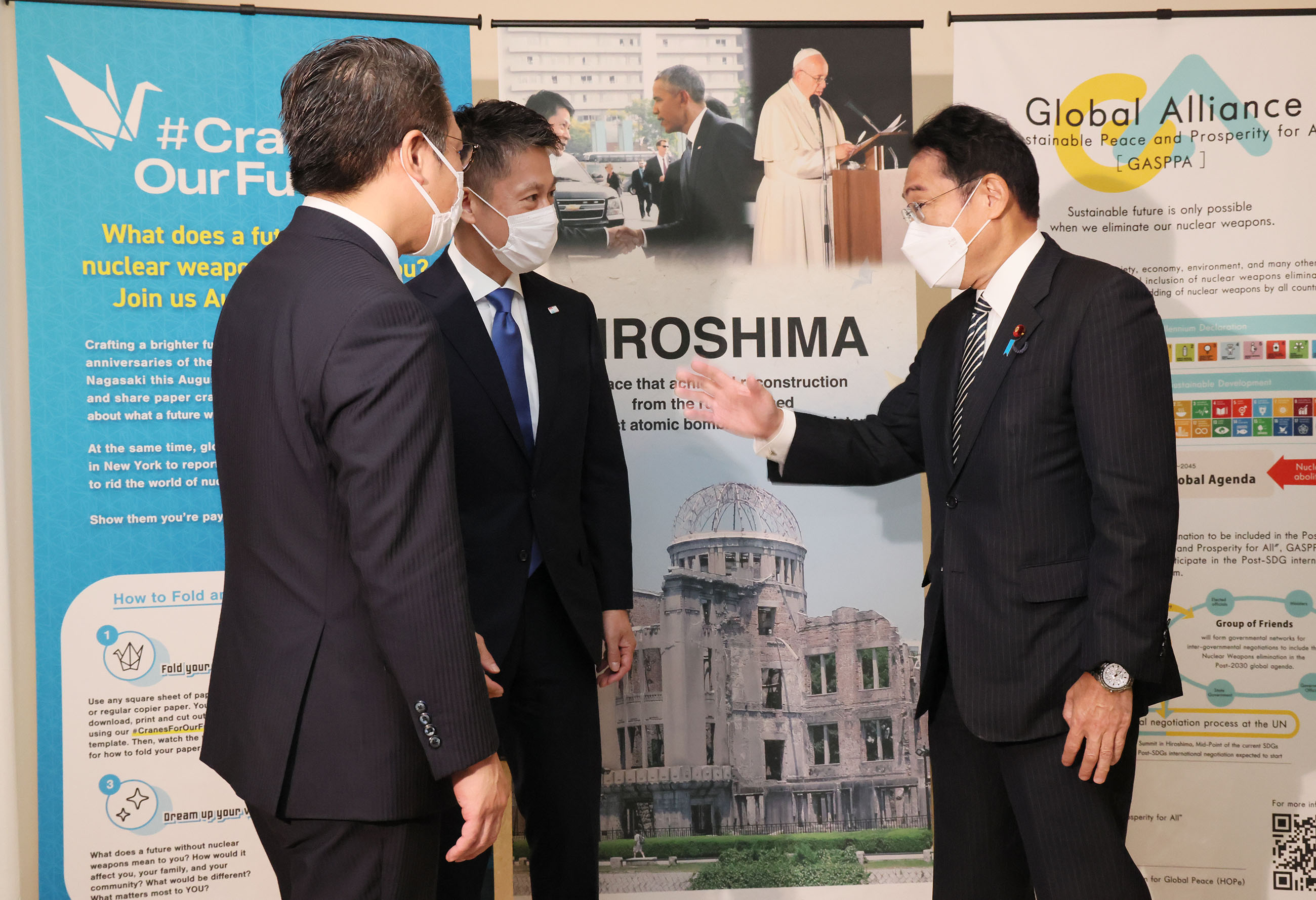 広島県バナー展示を視察する岸田総理２