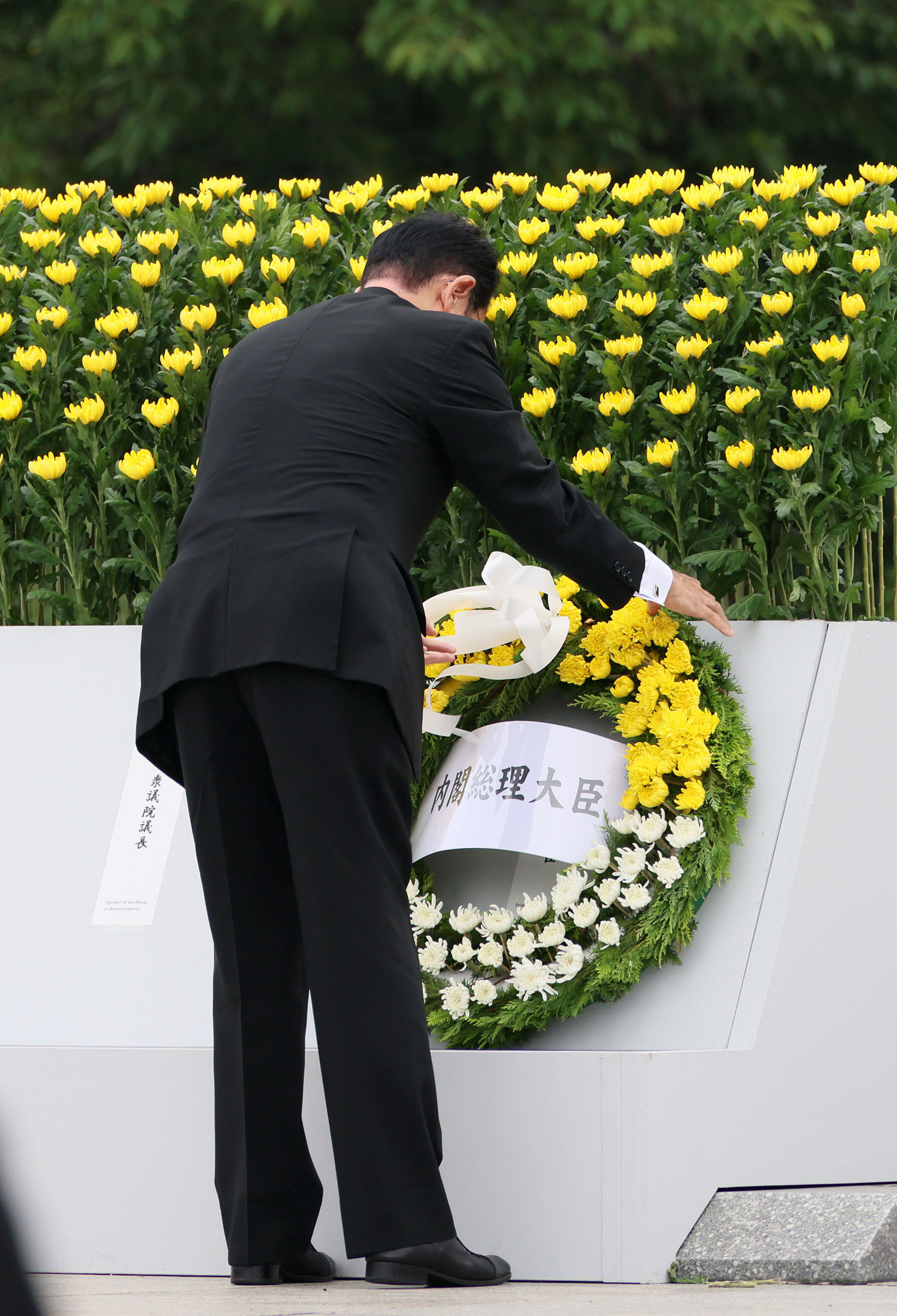 献花する岸田総理