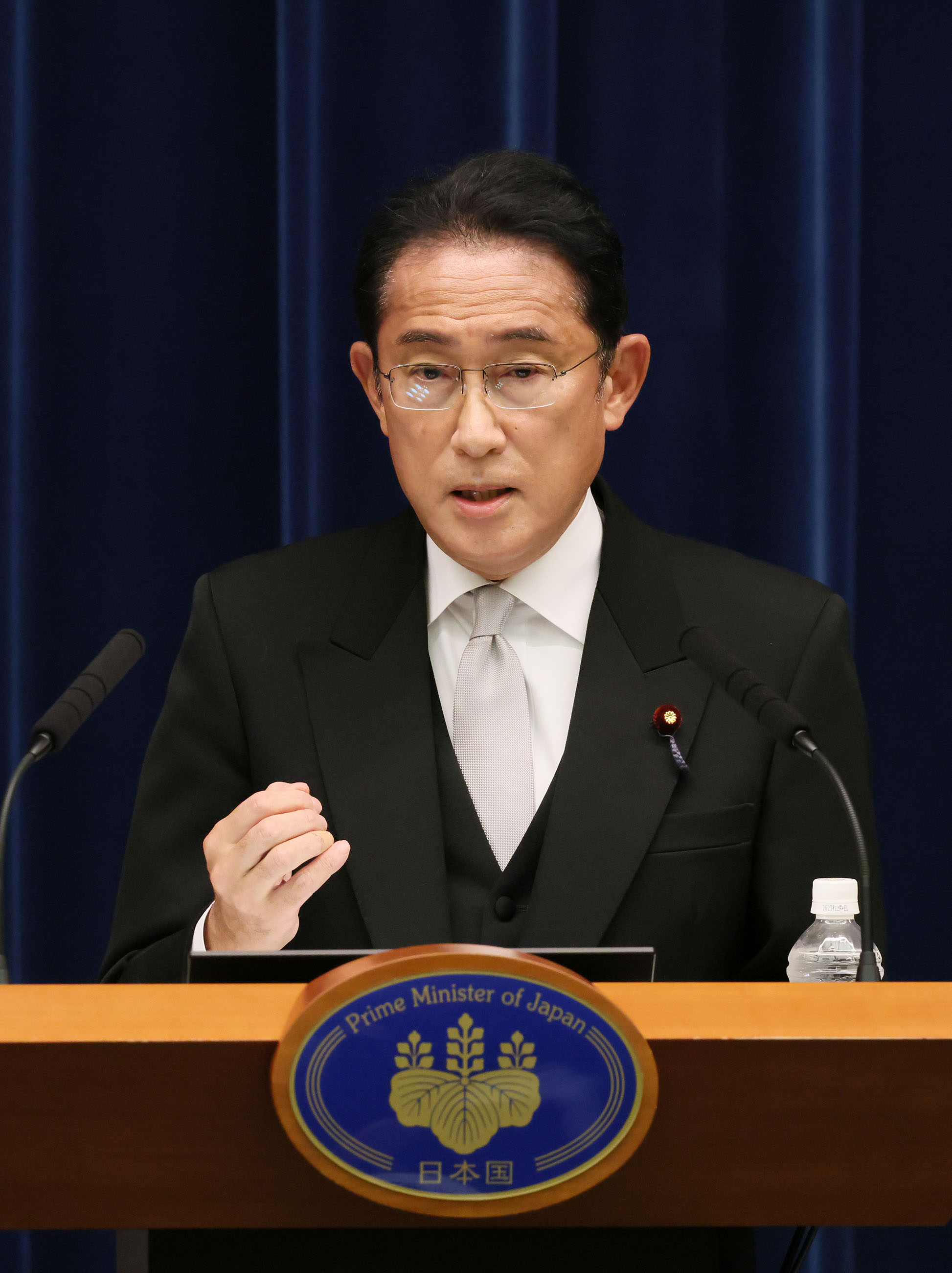 記者の質問に答える岸田総理２