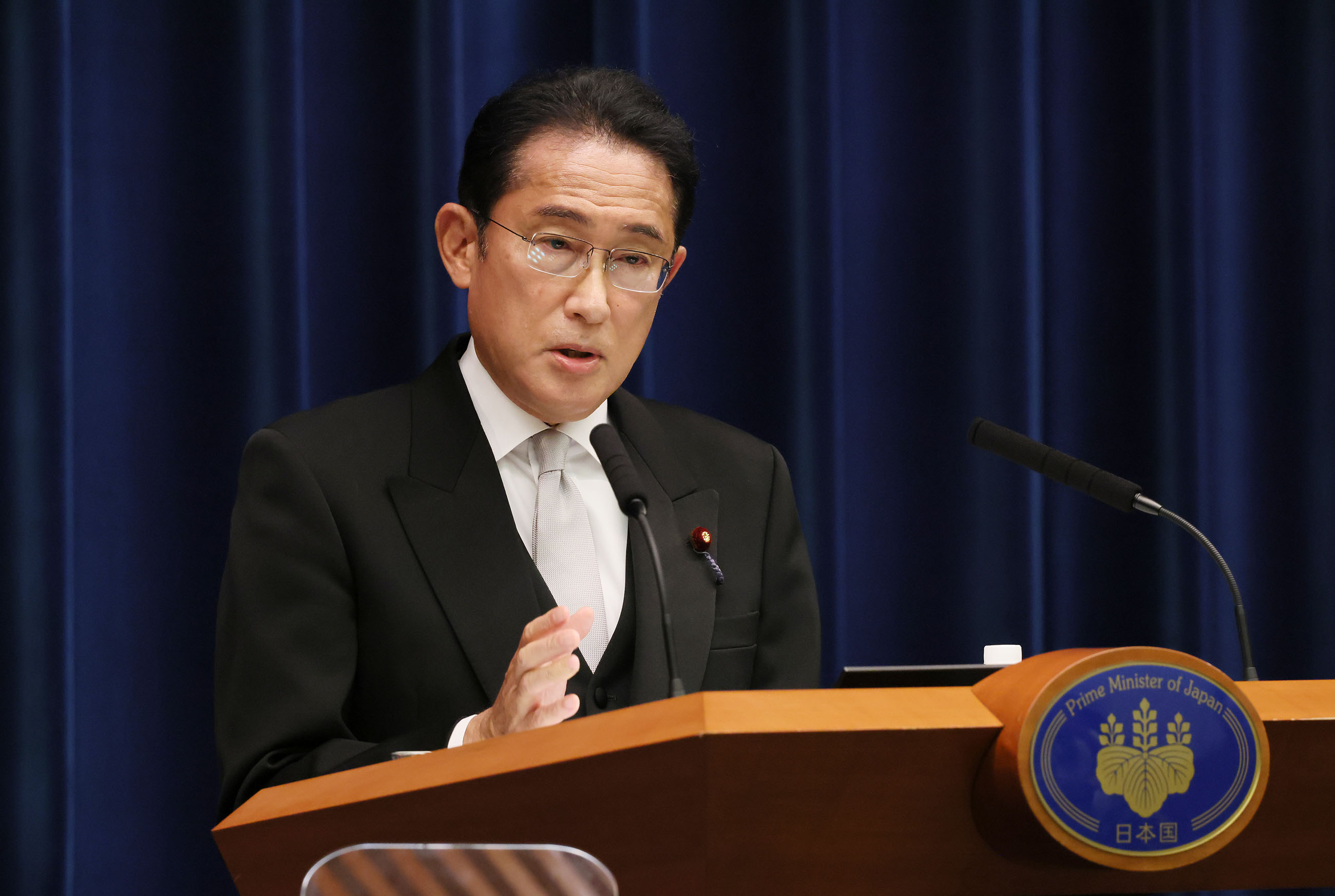記者の質問に答える岸田総理３