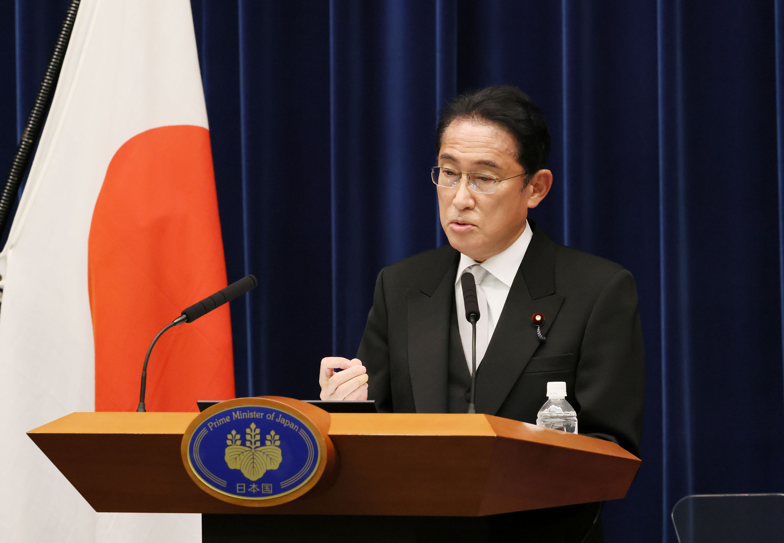 記者の質問に答える岸田総理４