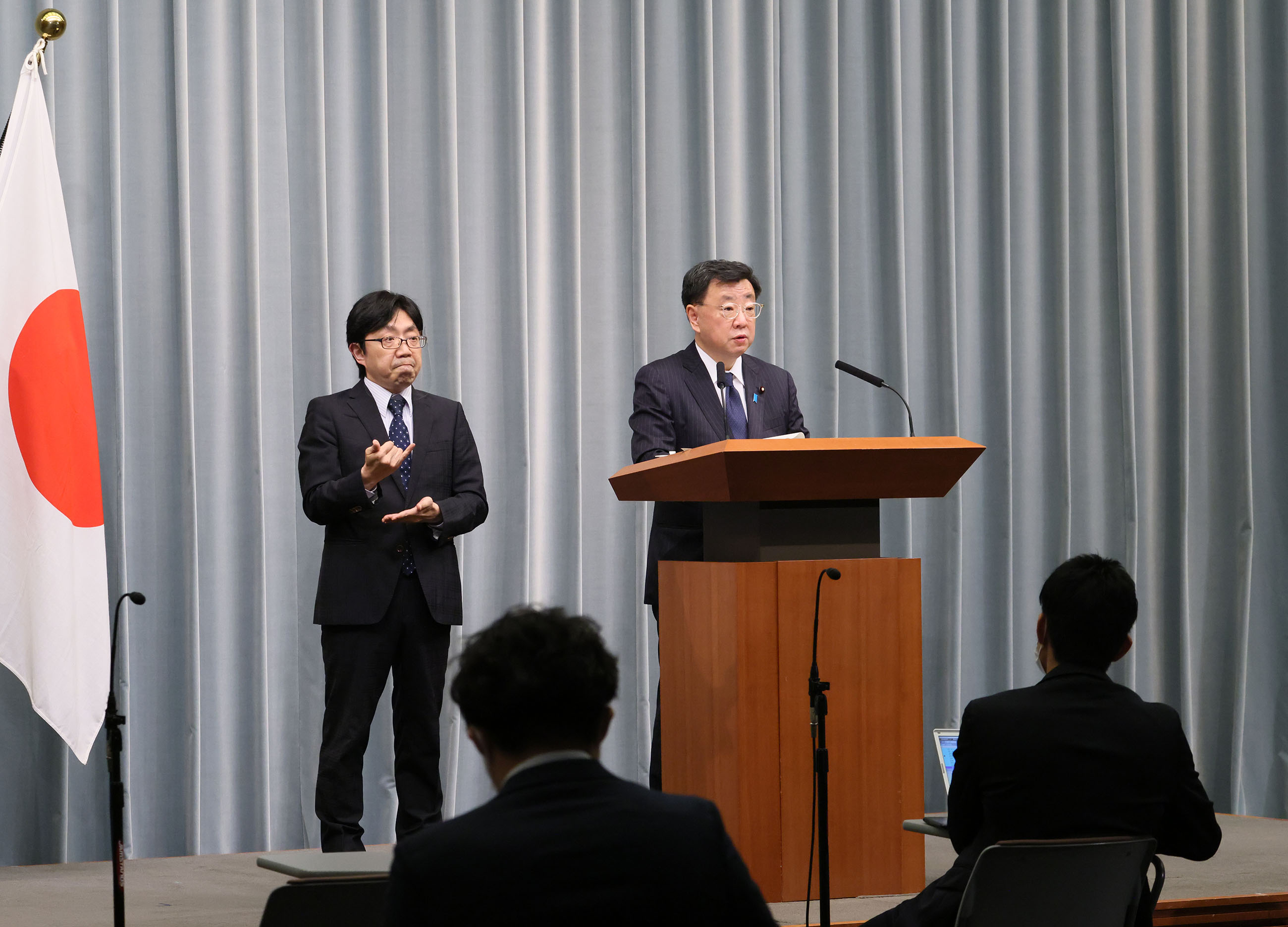 閣僚名簿を発表する松野官房長官