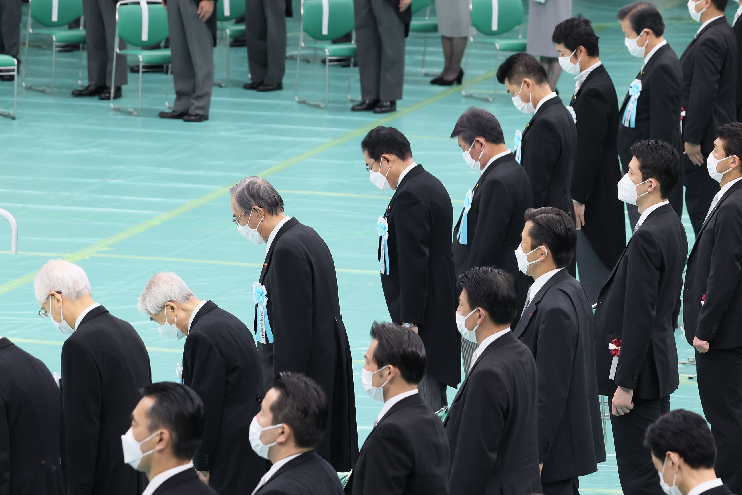 黙とうをする岸田総理