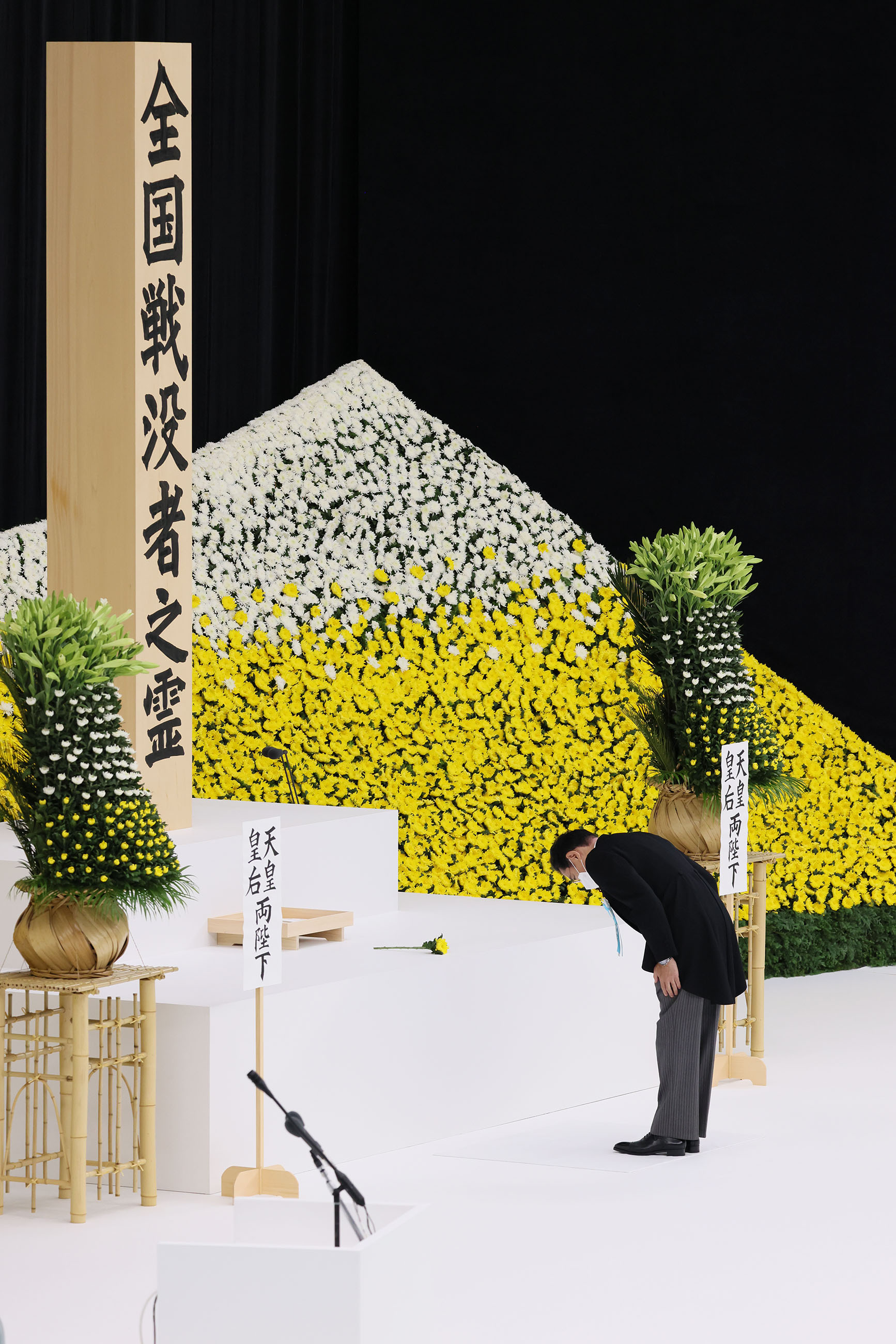 献花する岸田総理２