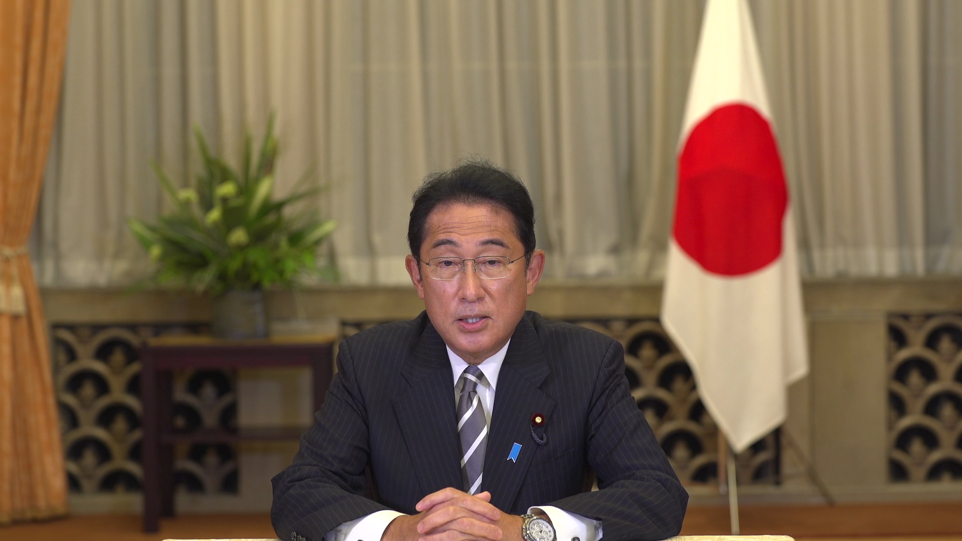 記者の質問に答える岸田総理