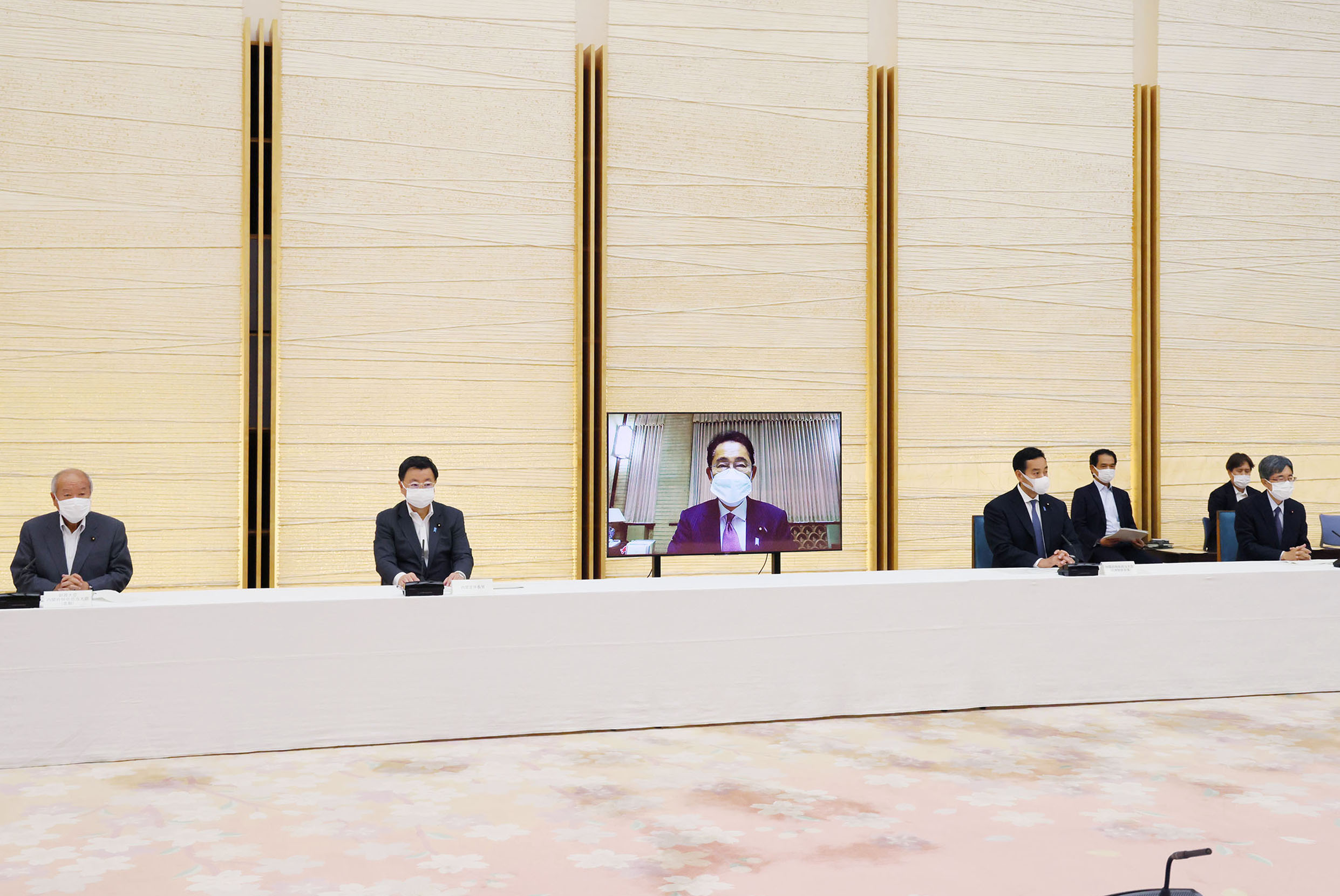 会議に臨む岸田総理２