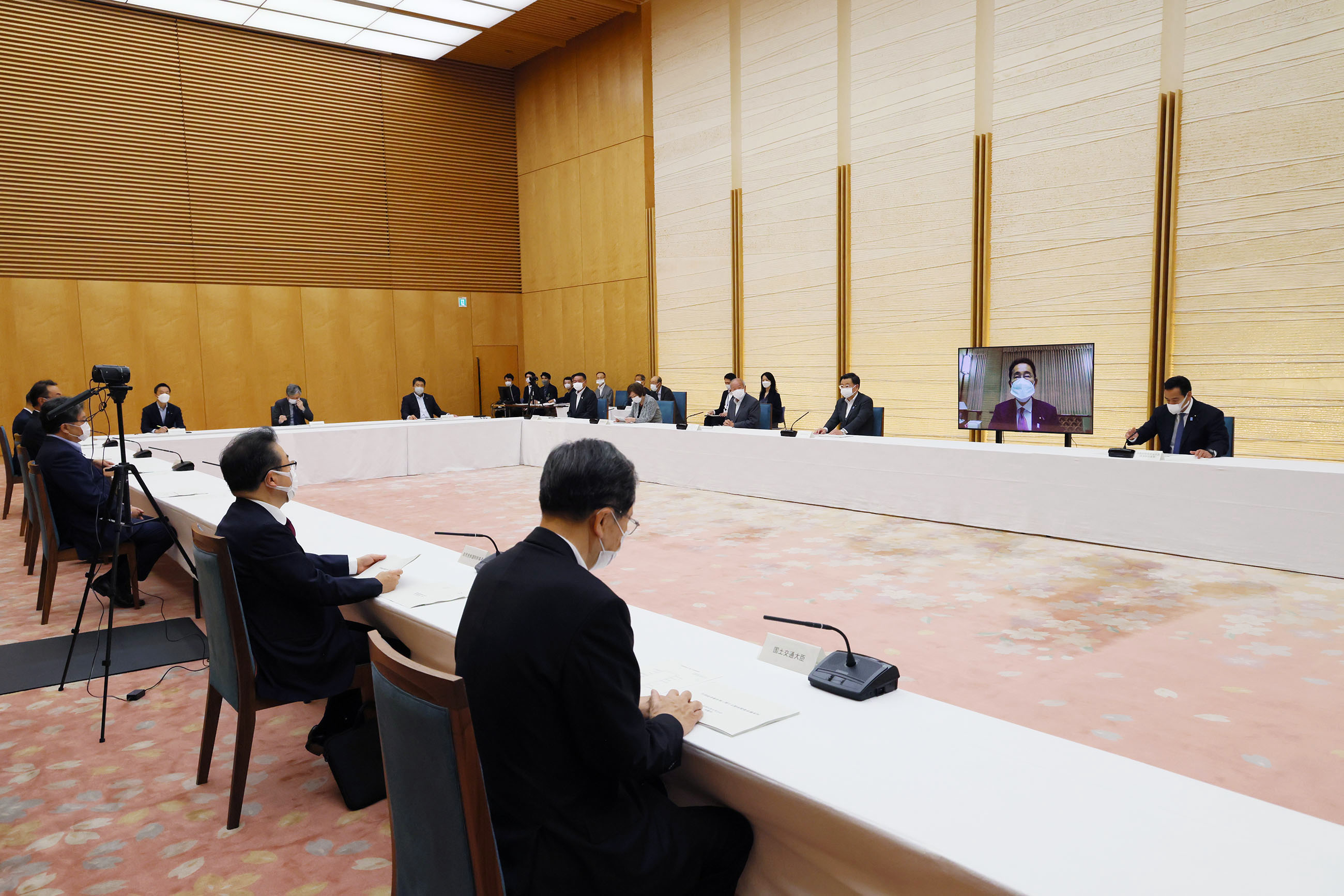 会議に臨む岸田総理３