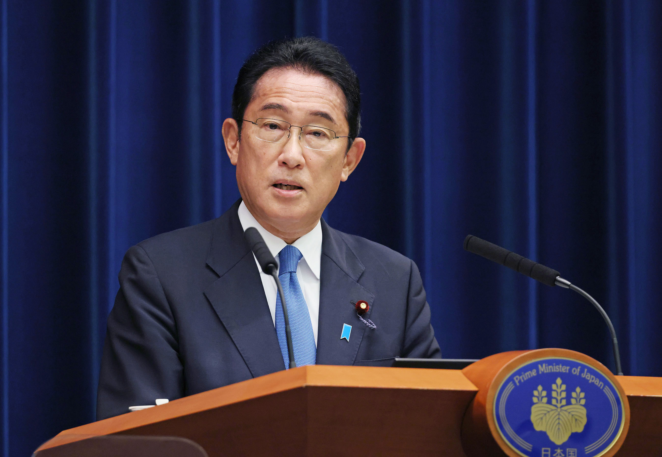 記者の質問に答える岸田総理２