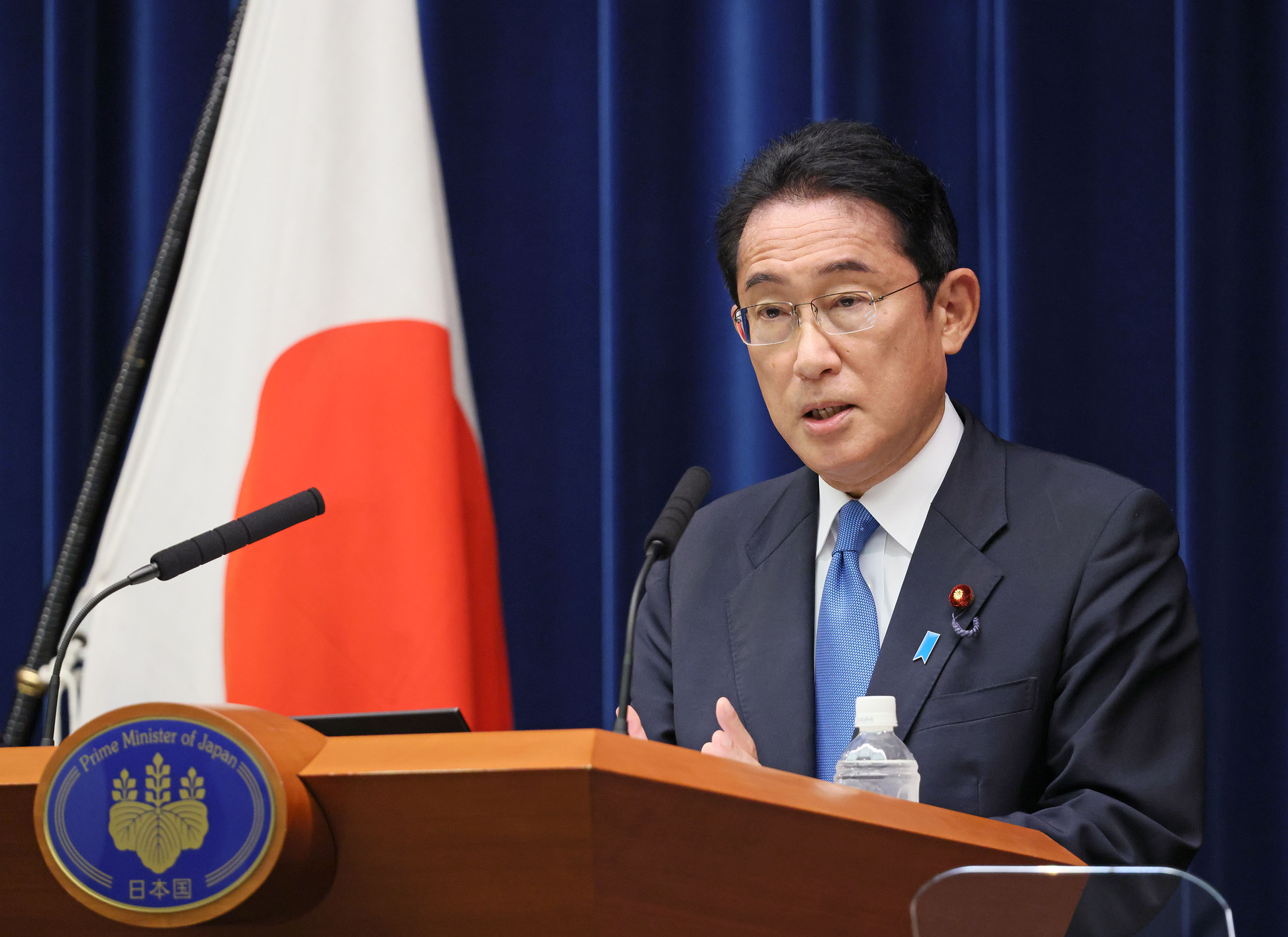 記者の質問に答える岸田総理３