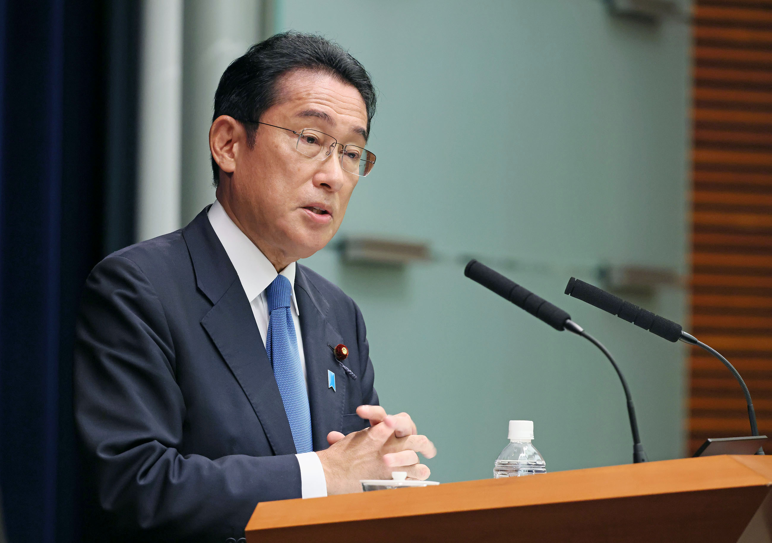 記者の質問に答える岸田総理４