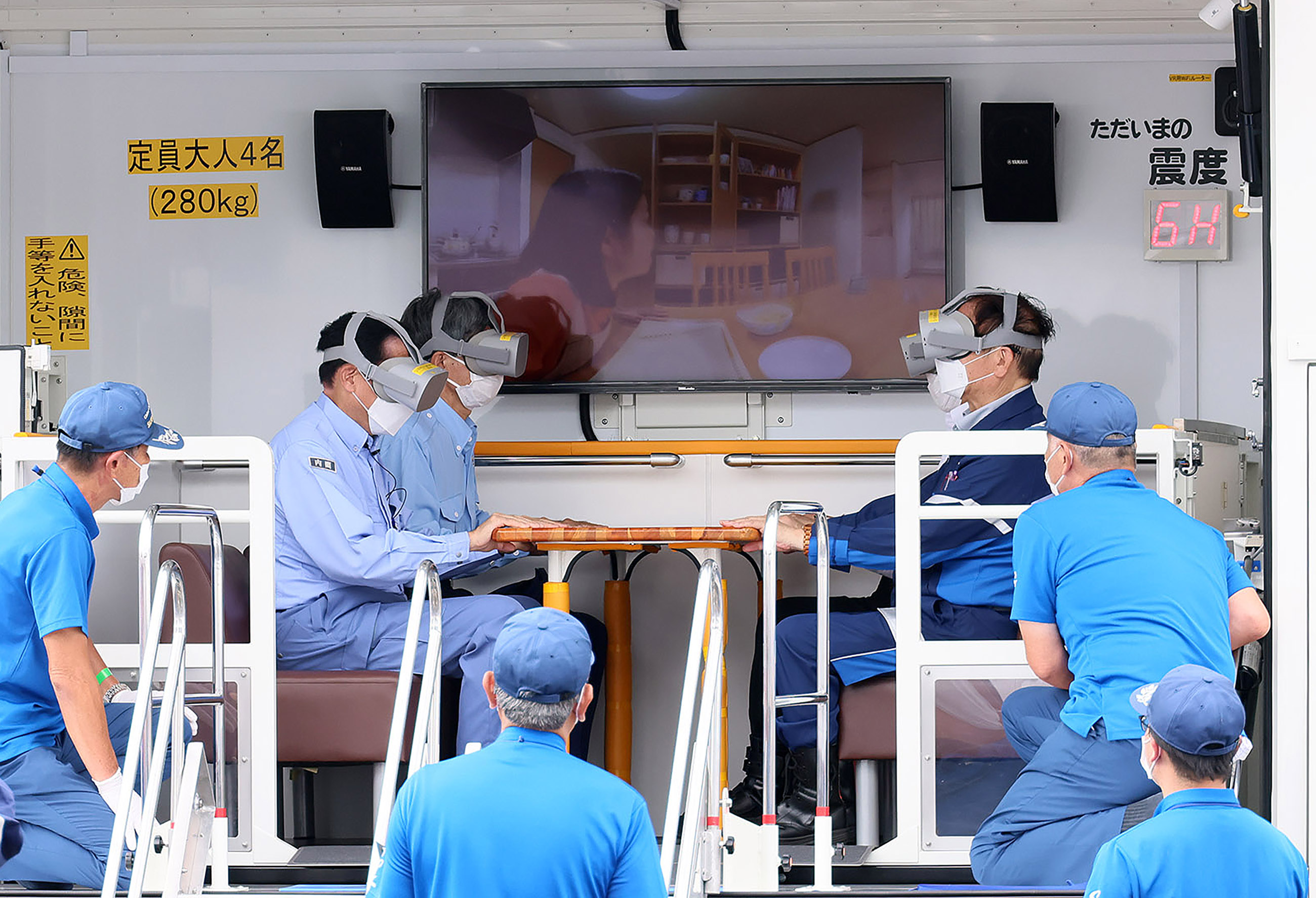 ＶＲ起震車体験を行う岸田総理