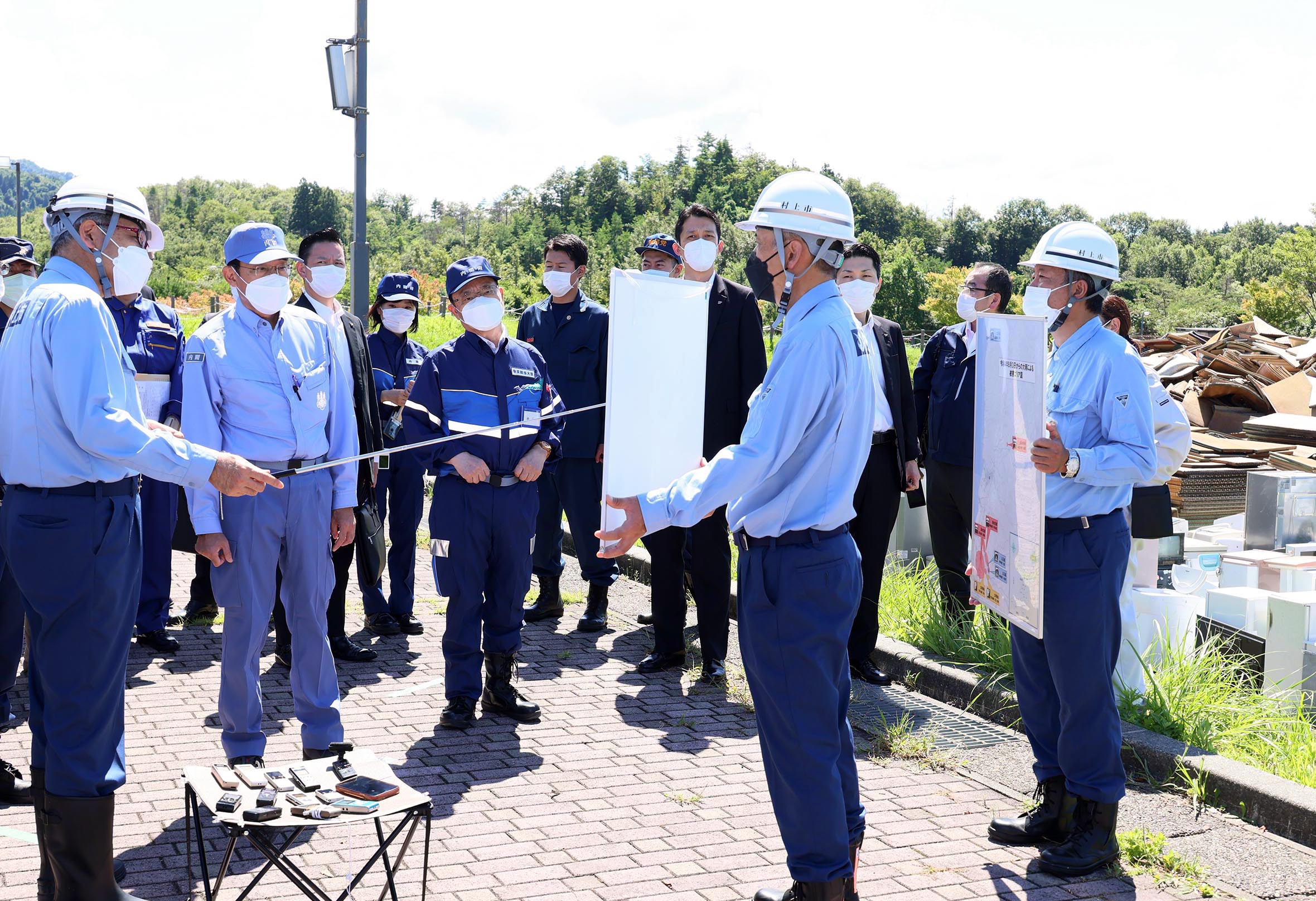 災害廃棄物仮置き場を視察する岸田総理２