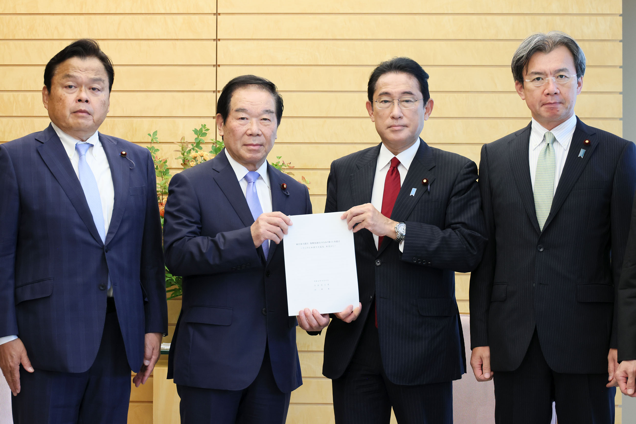 提言を受け取る岸田総理２