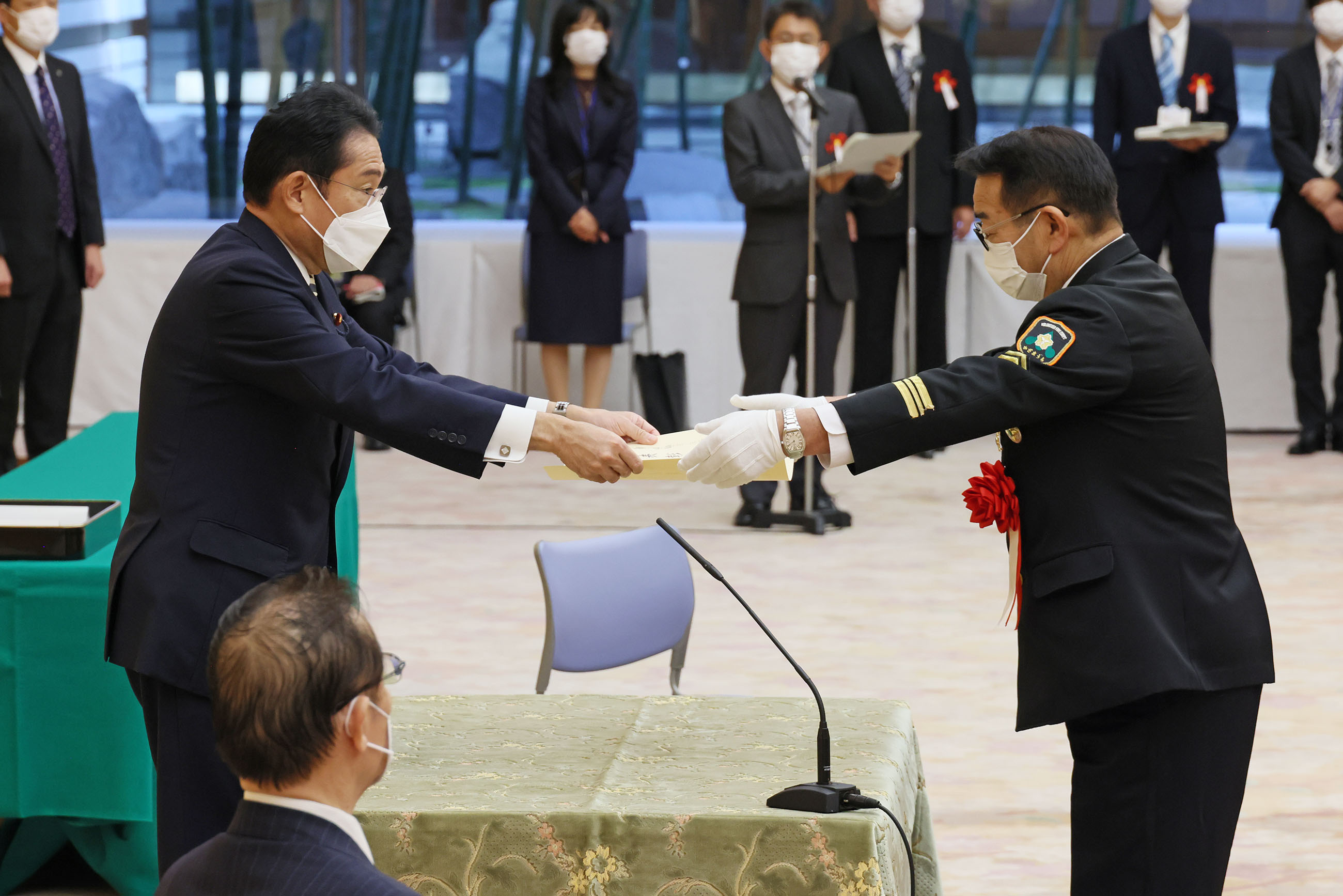 表彰状を授与する岸田総理４