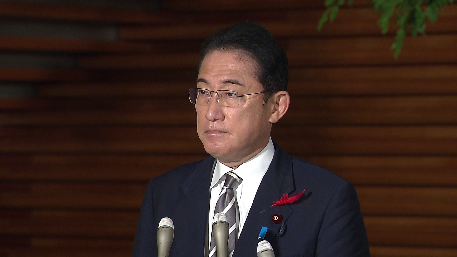 記者の質問に答える岸田総理