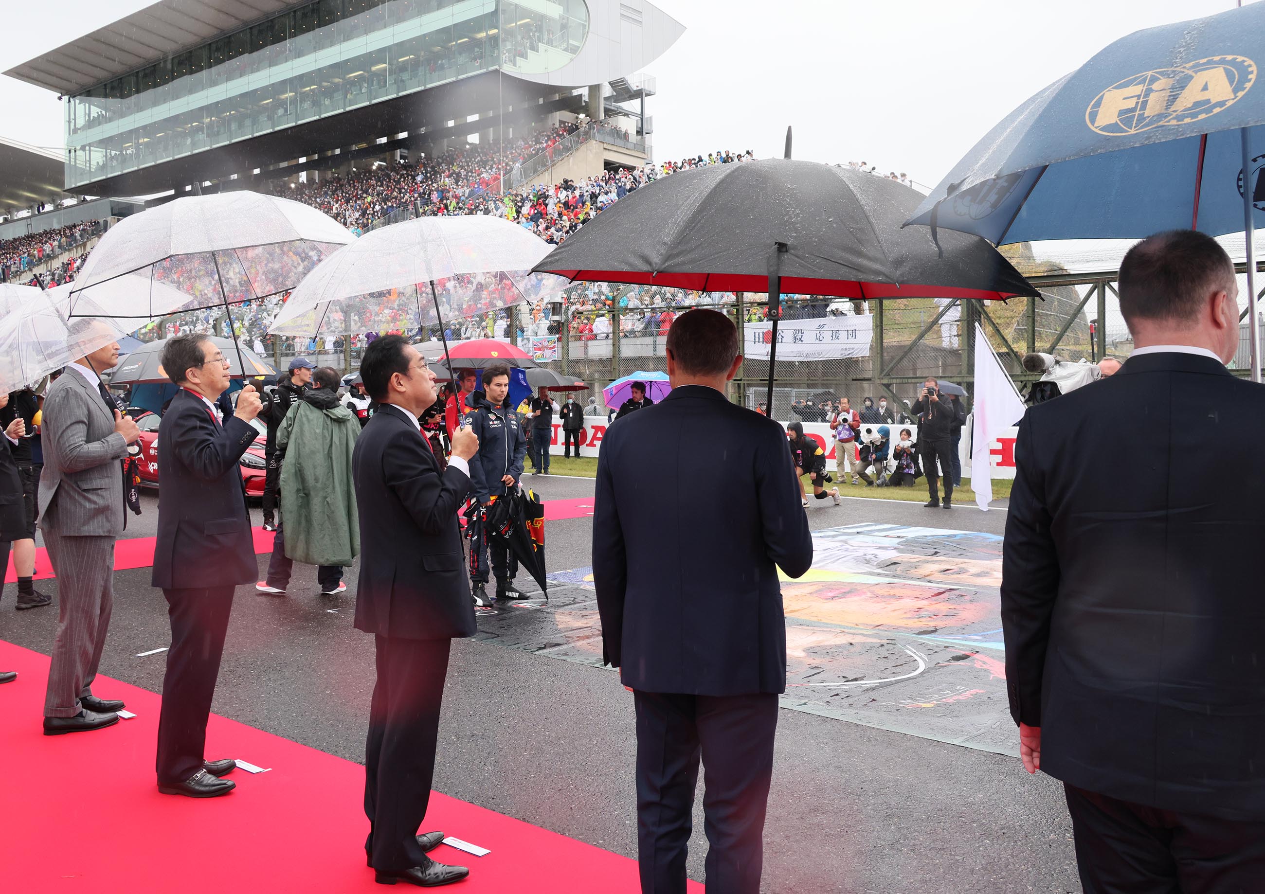 スタートセレモニーに出席する岸田総理２
