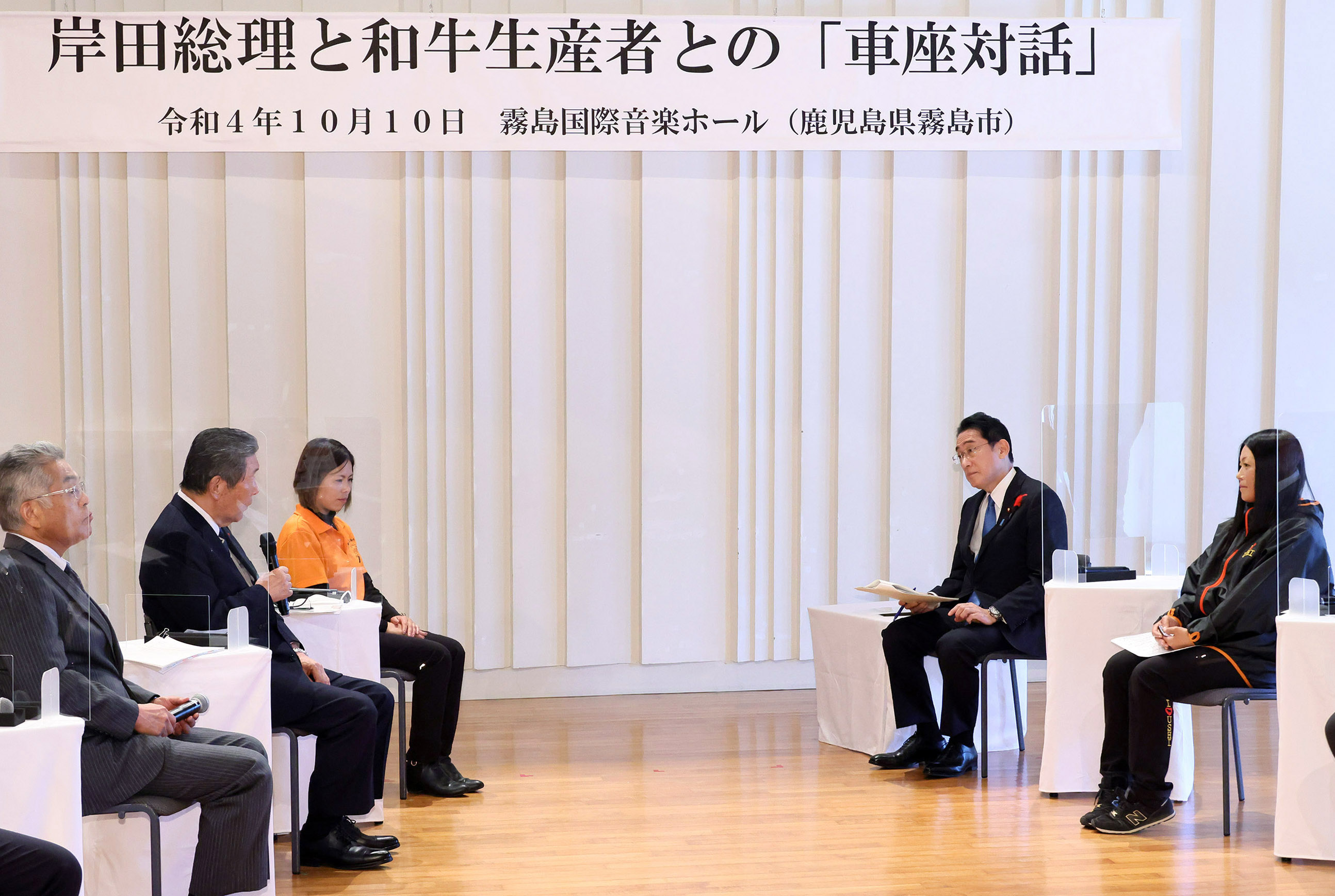 車座で話を聞く岸田総理３