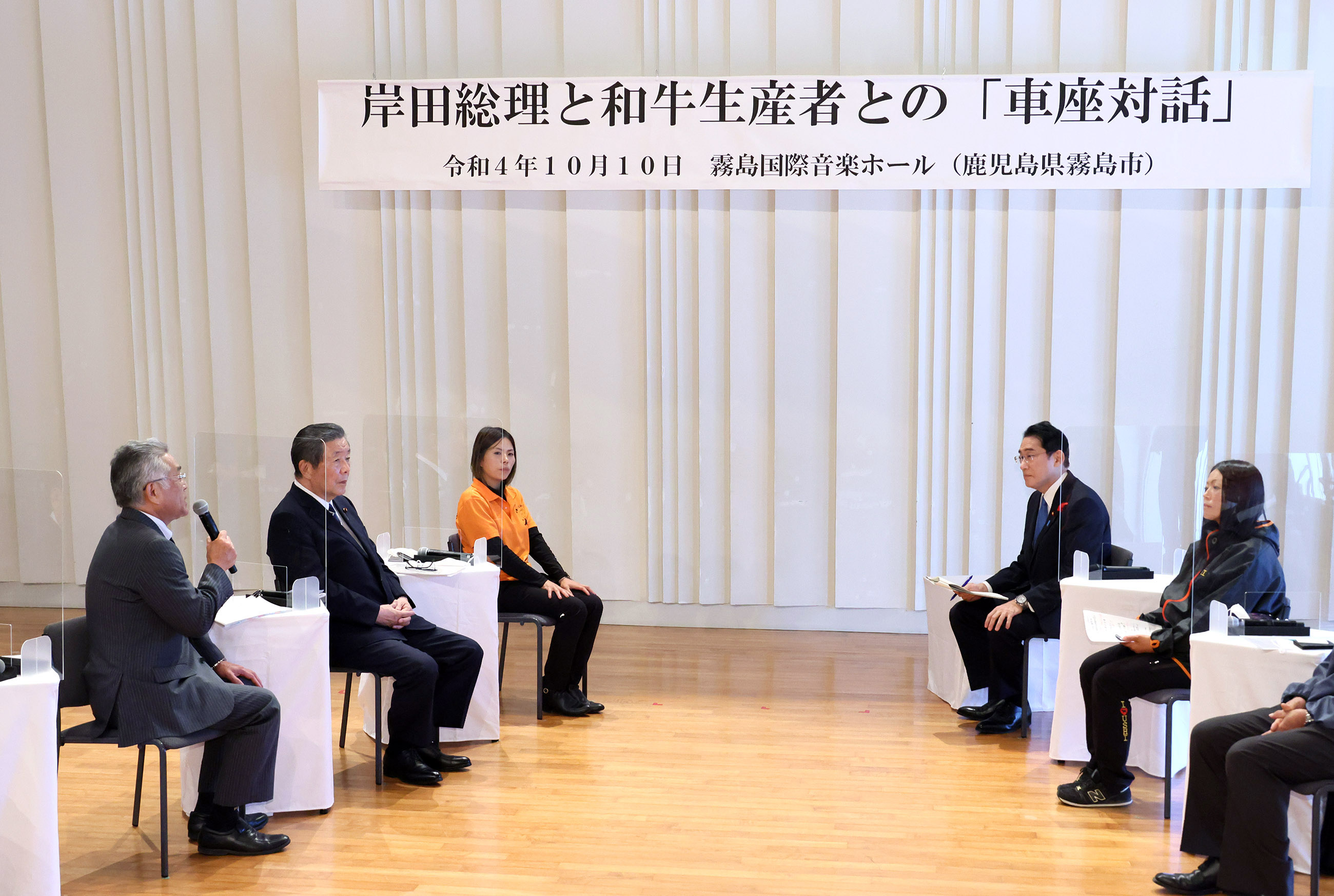 車座で話を聞く岸田総理４