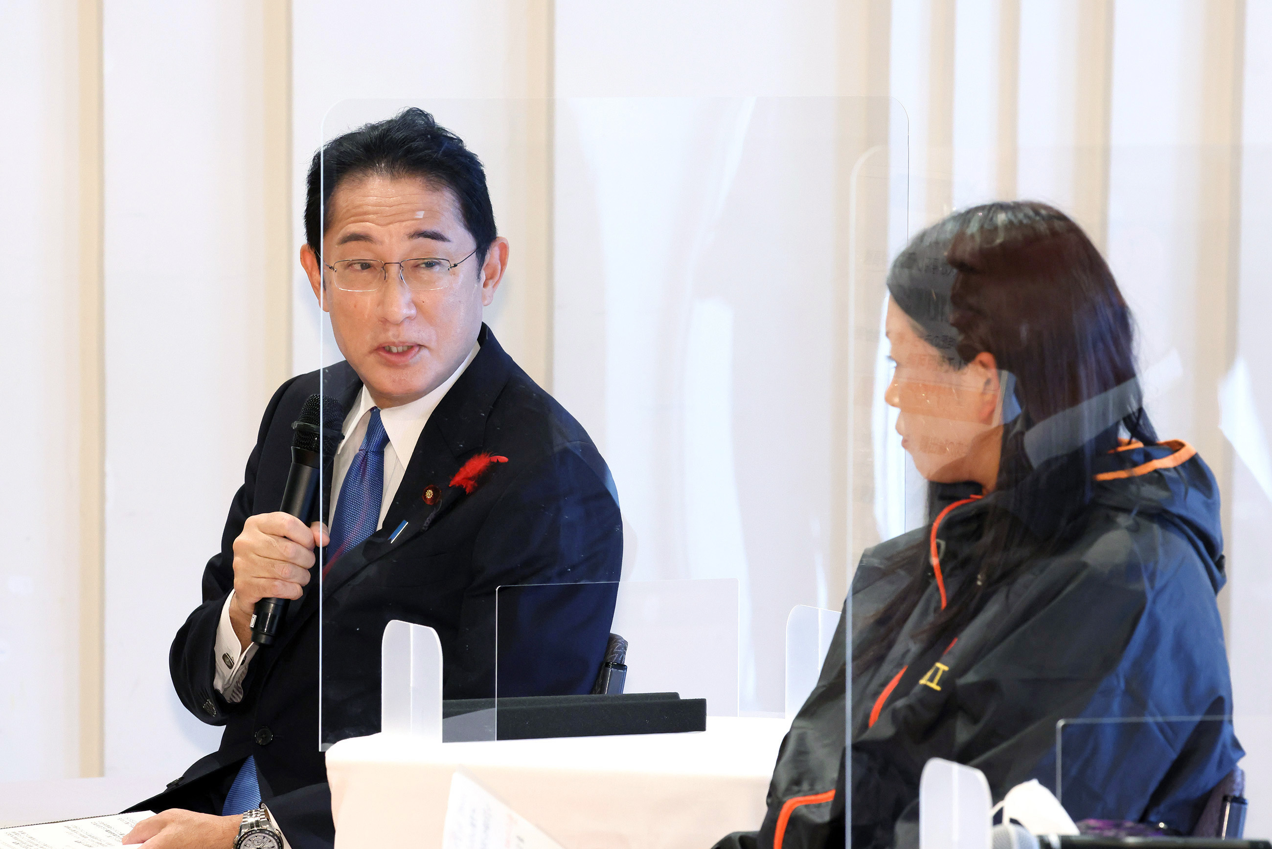 車座で発言する岸田総理１