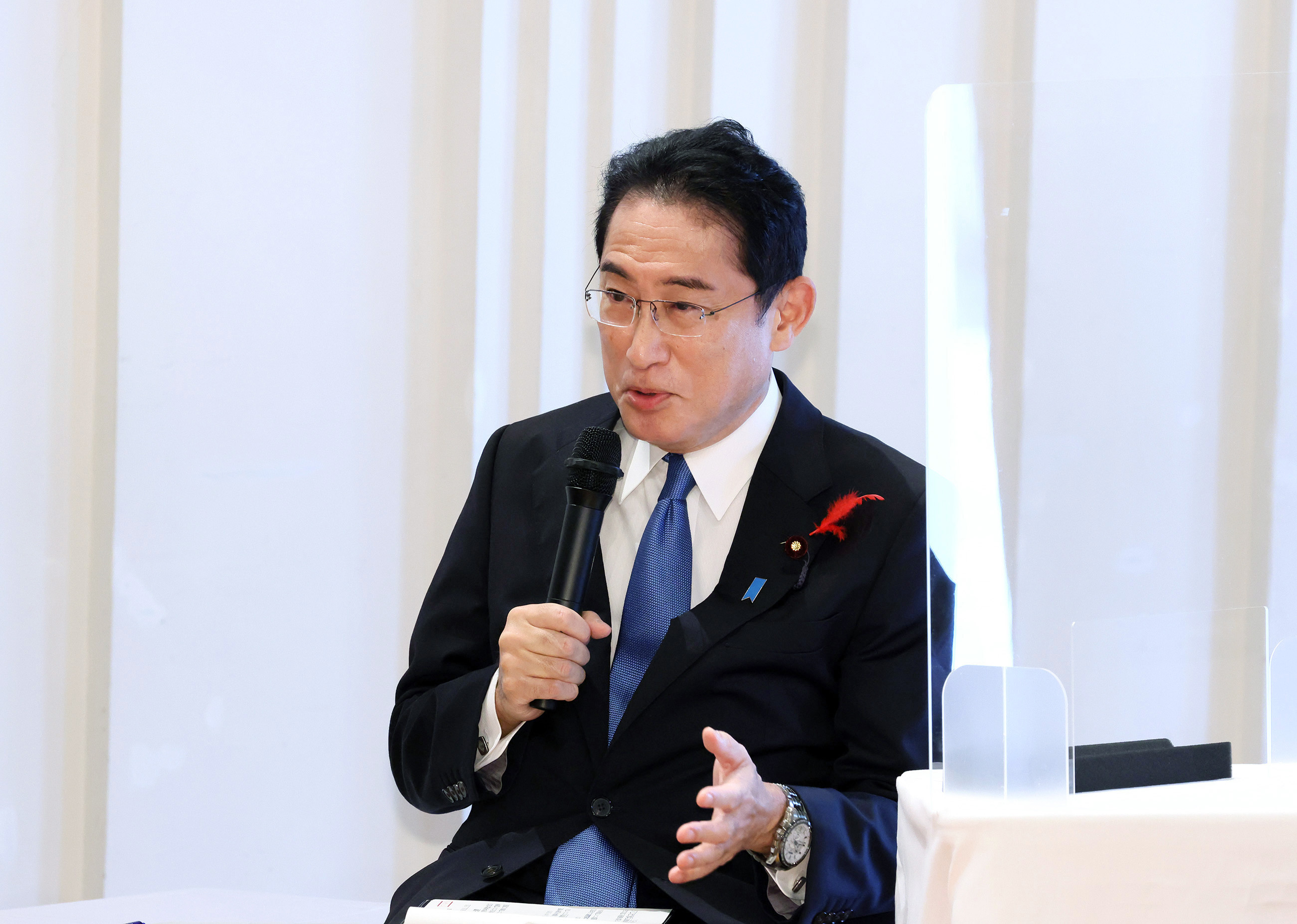 車座で発言する岸田総理２
