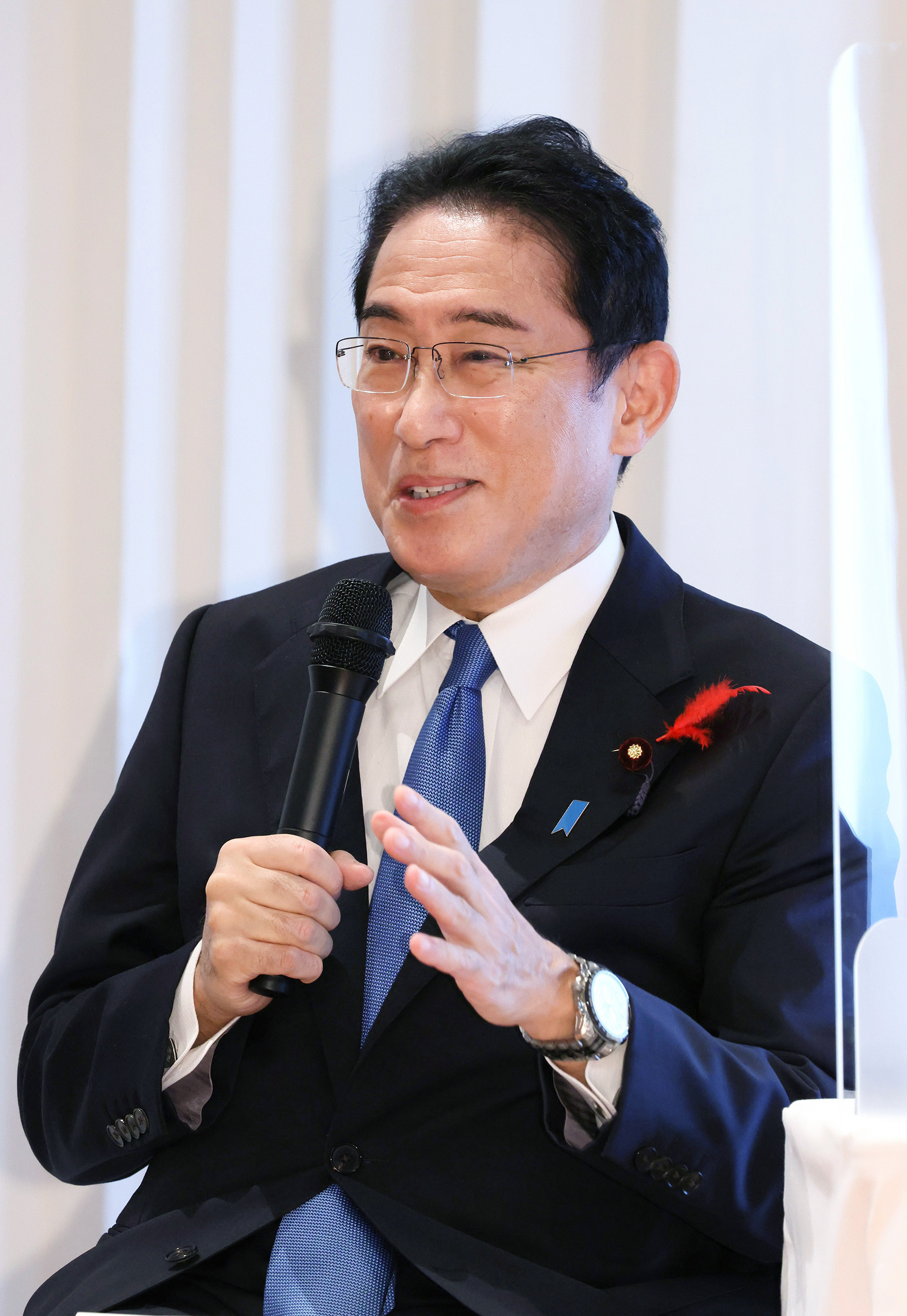 車座で発言する岸田総理３
