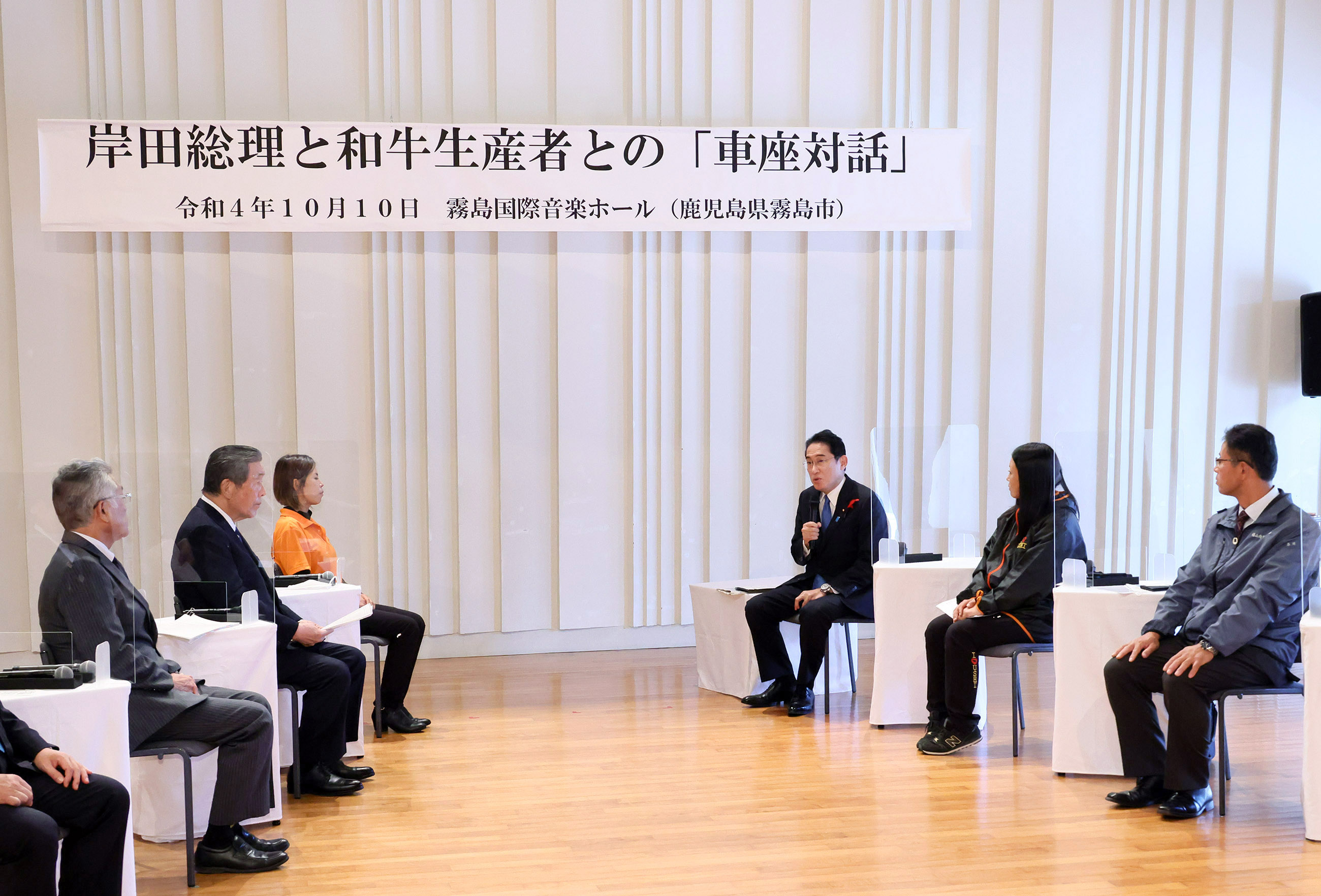車座で発言する岸田総理４