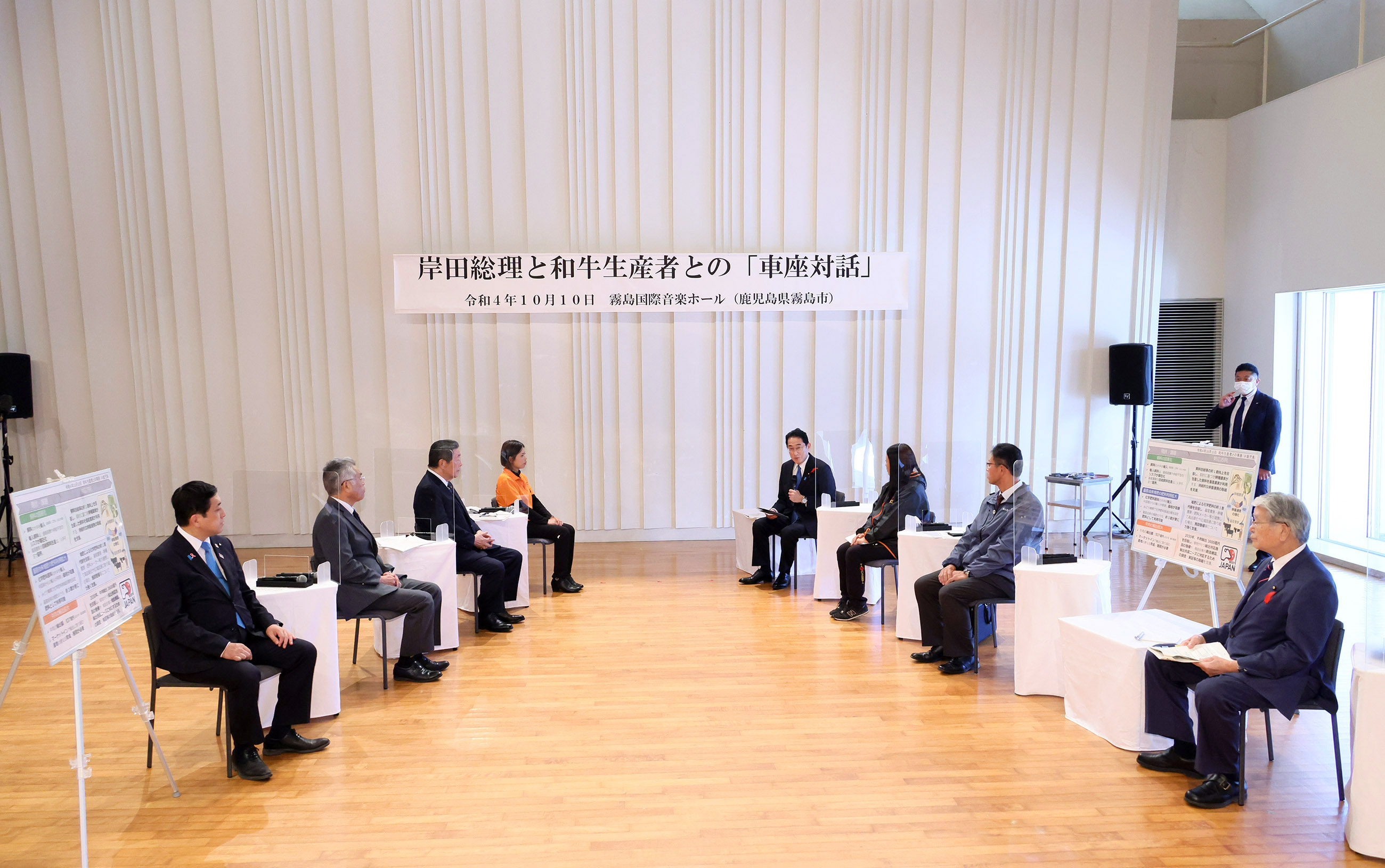車座で発言する岸田総理５