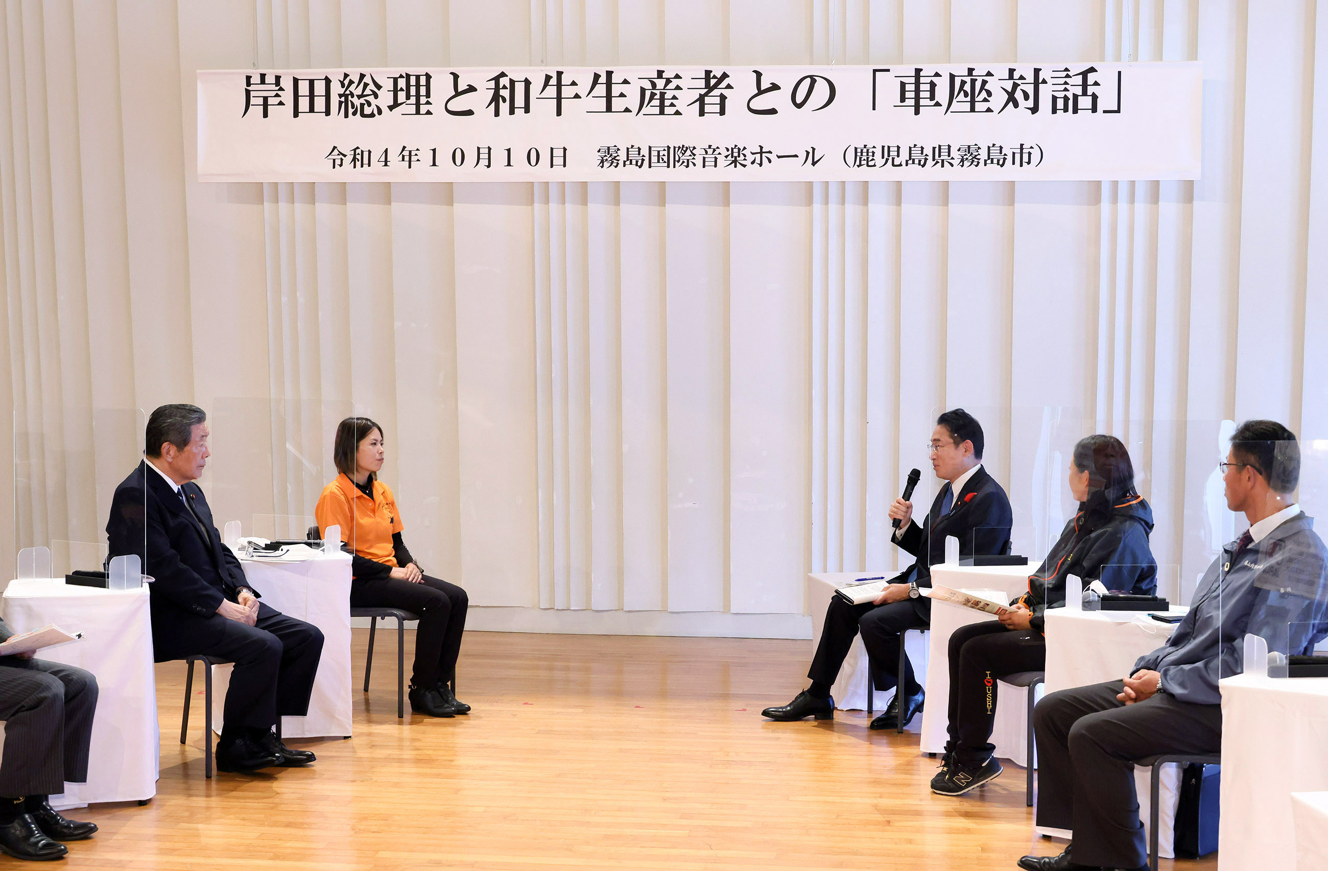 車座で発言する岸田総理６