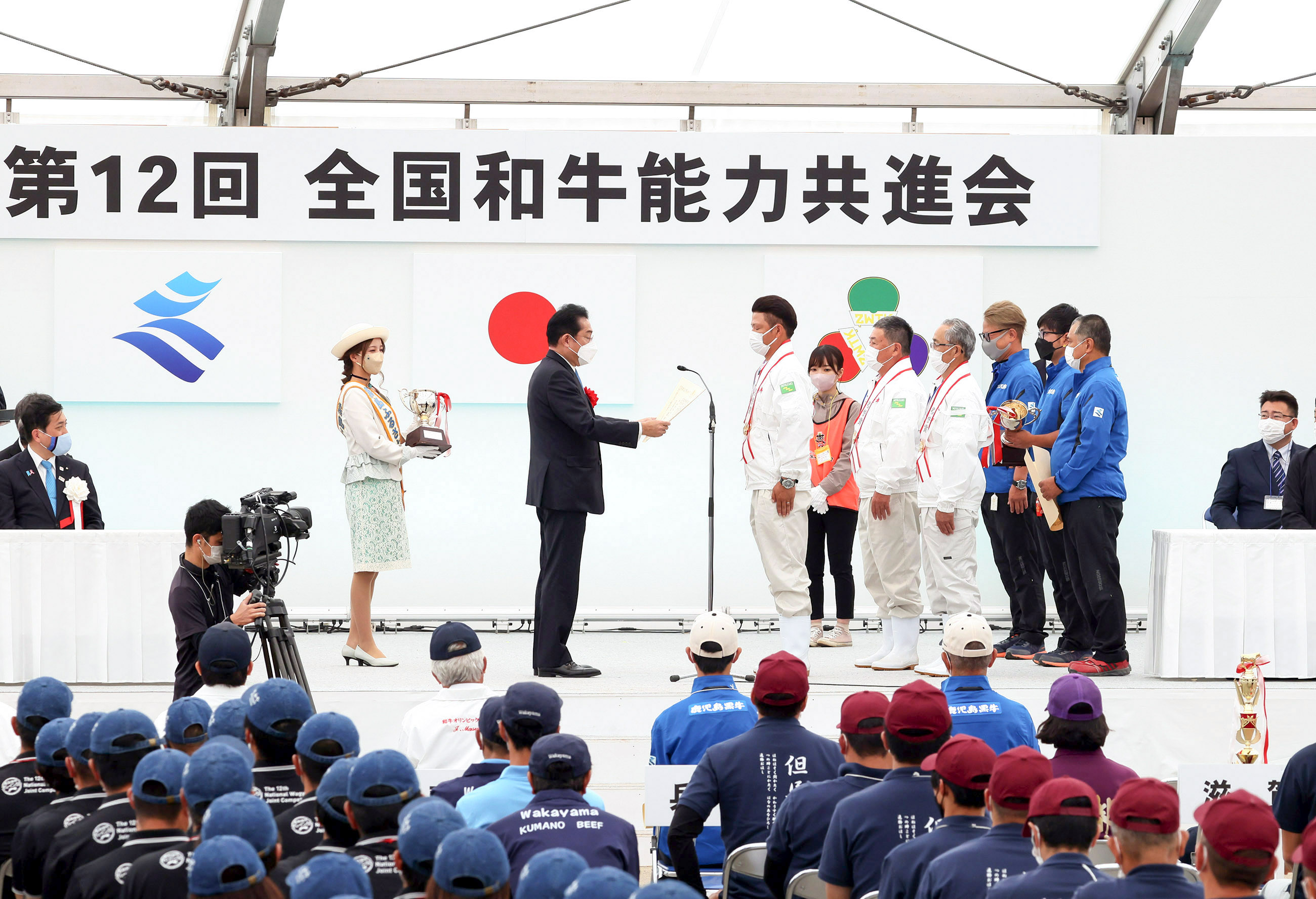 閉会式に出席する岸田総理４