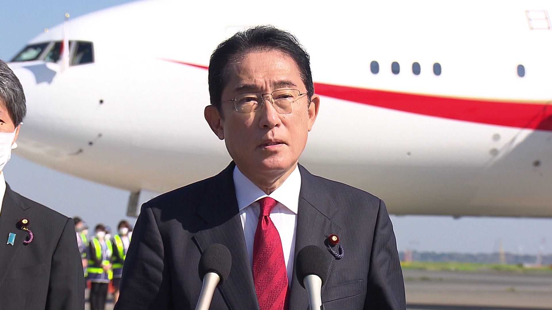 記者の質問に答える岸田総理 