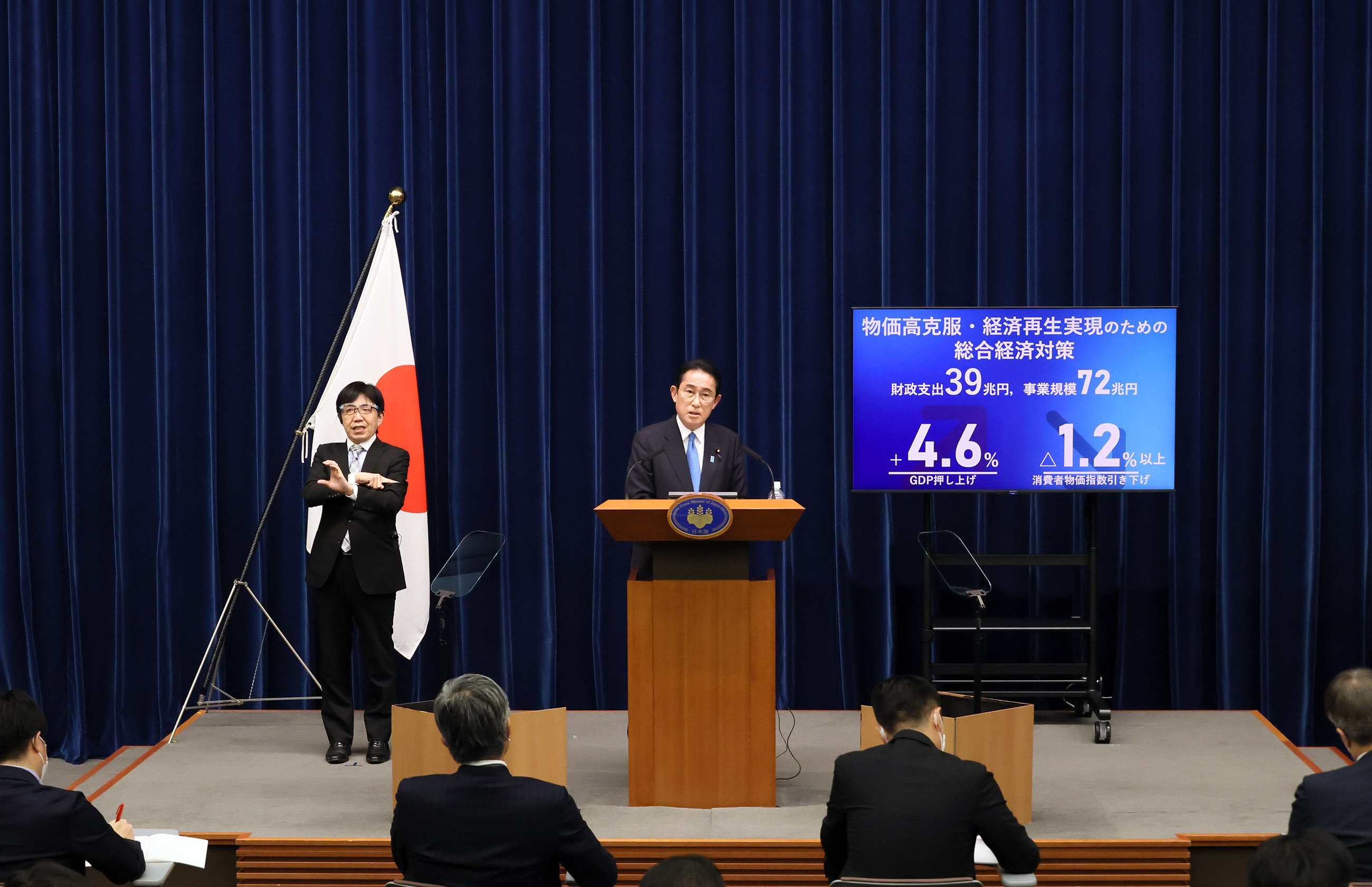 記者の質問に答える岸田総理５