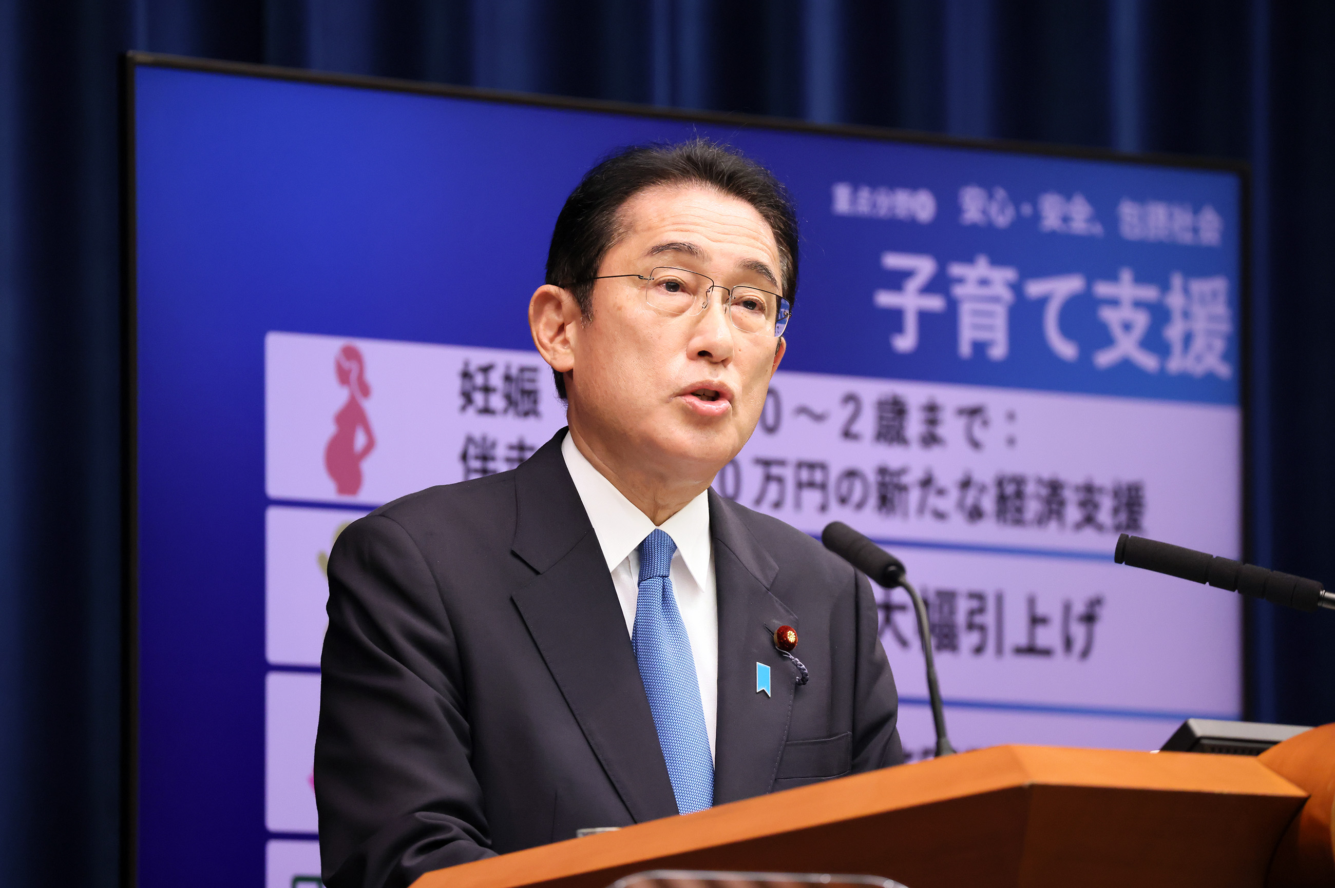 記者の質問に答える岸田総理７