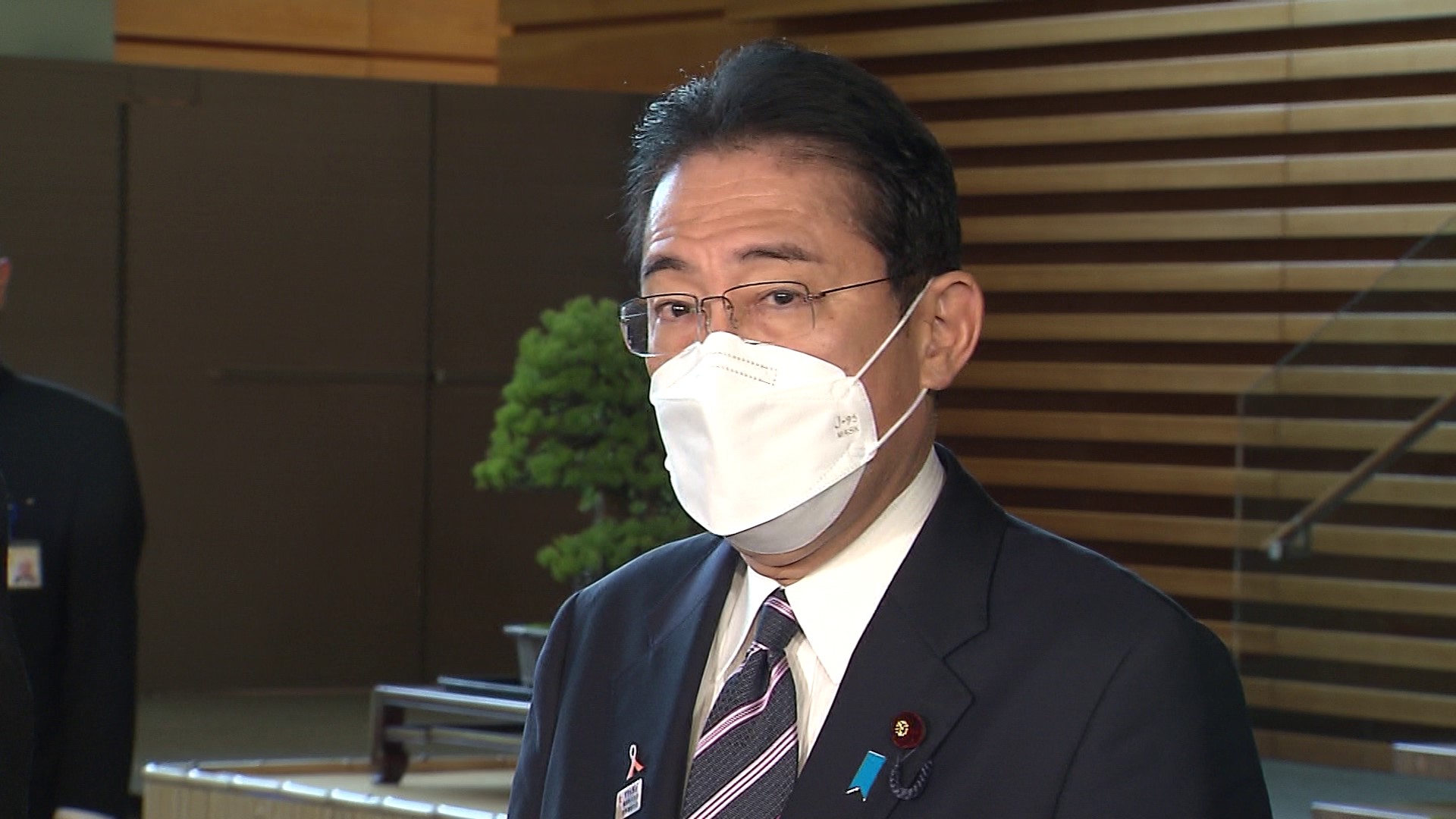 記者の質問に答える岸田総理