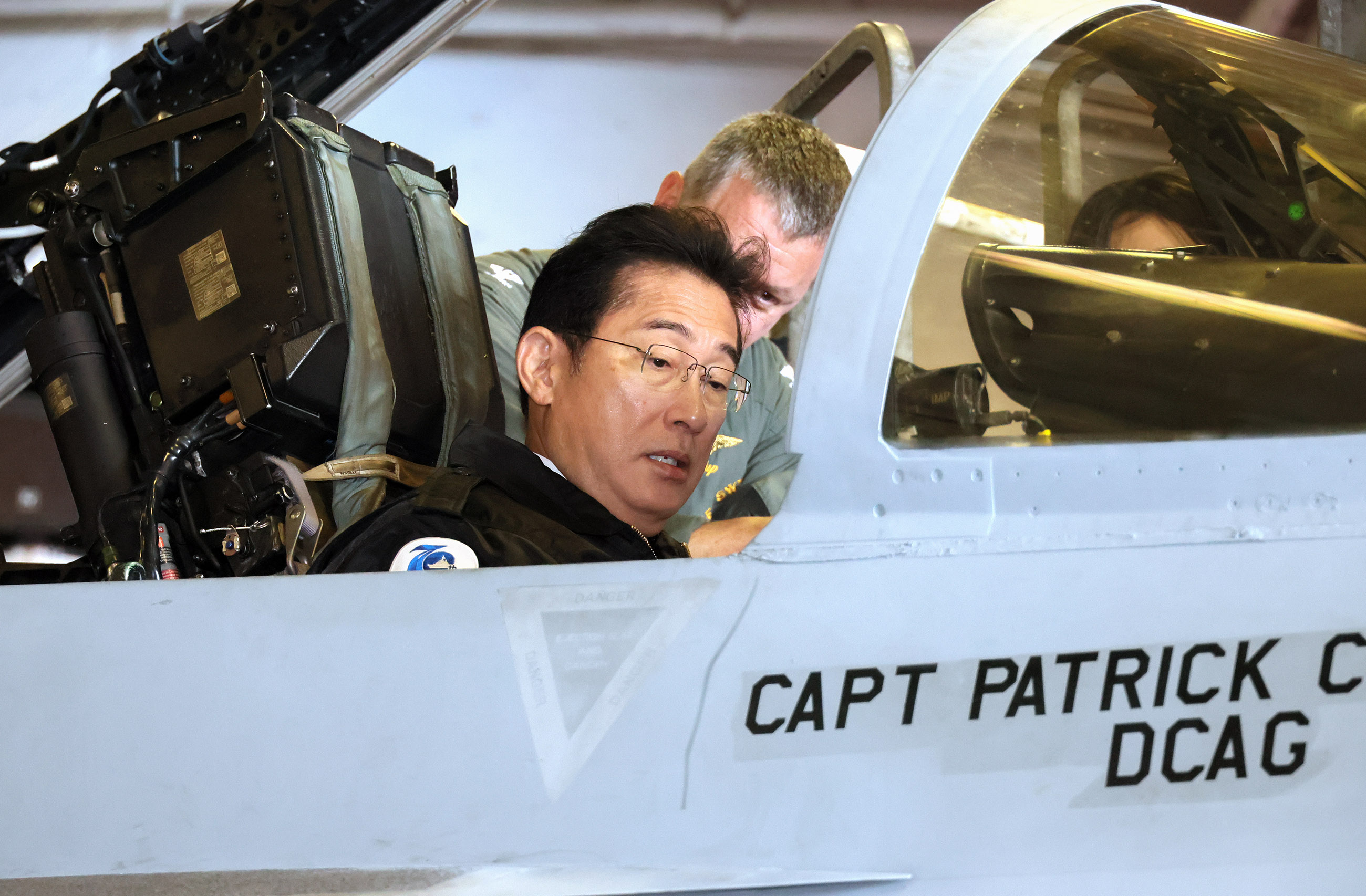 米空母を視察する岸田総理１