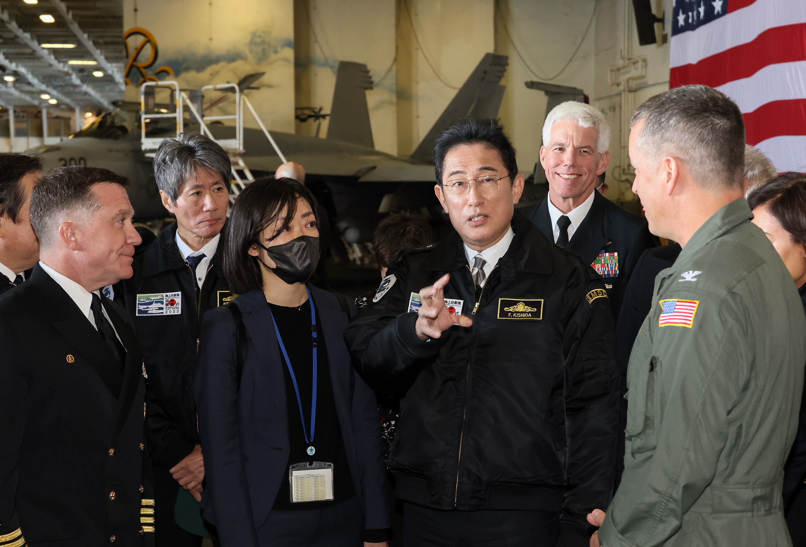 米空母を視察する岸田総理４