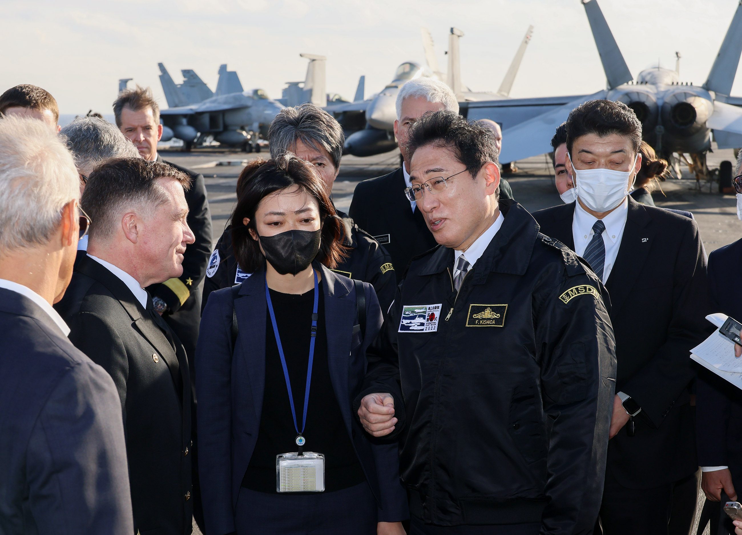 米空母を視察する岸田総理５