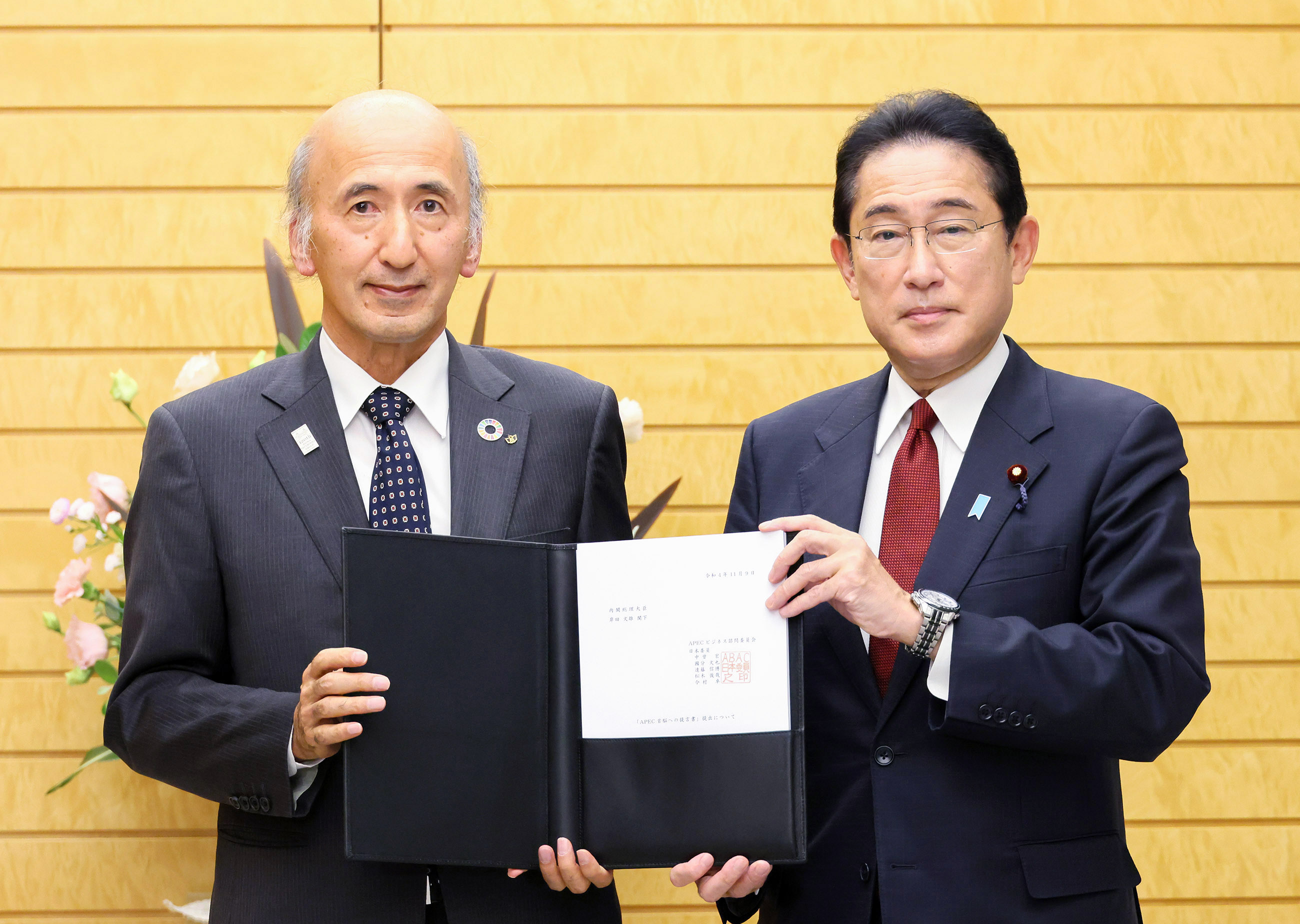 提言書を受け取る岸田総理１