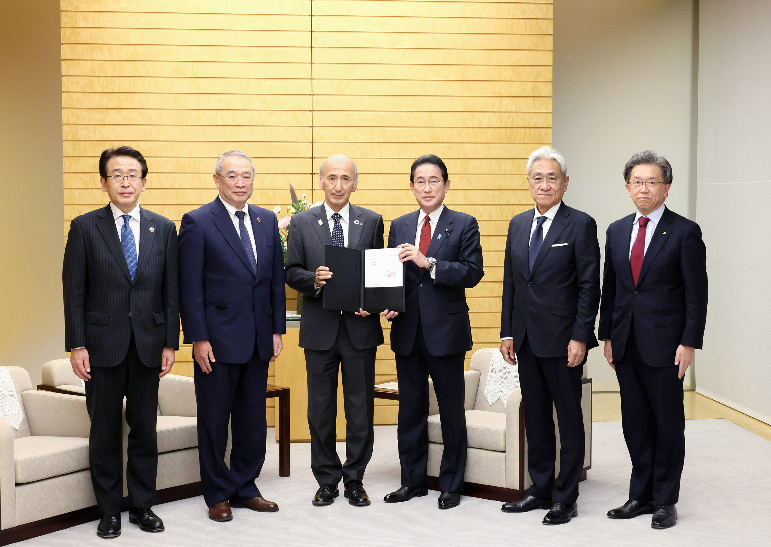 提言書を受け取る岸田総理２