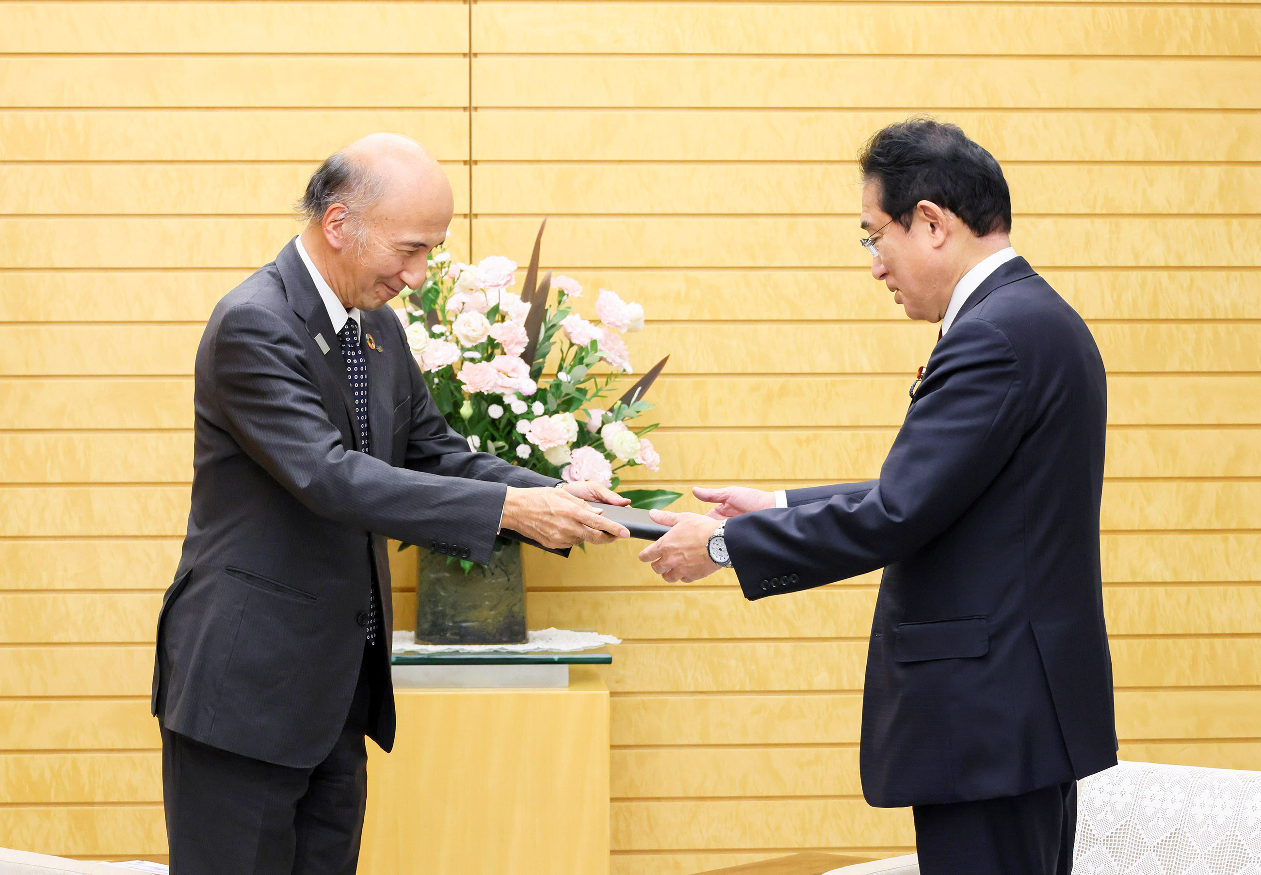 提言書を受け取る岸田総理３