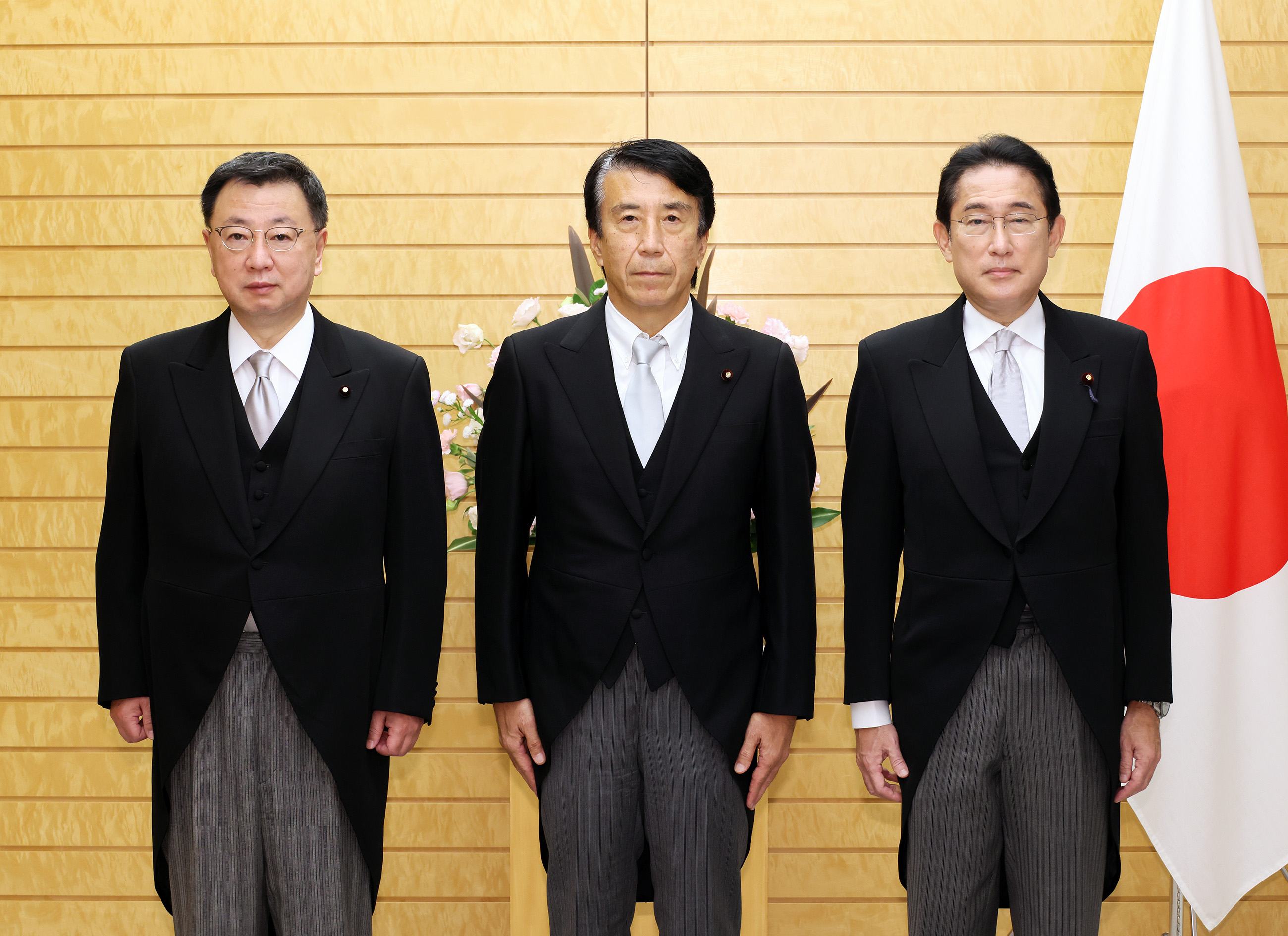齋藤大臣と写真撮影に臨む岸田総理２