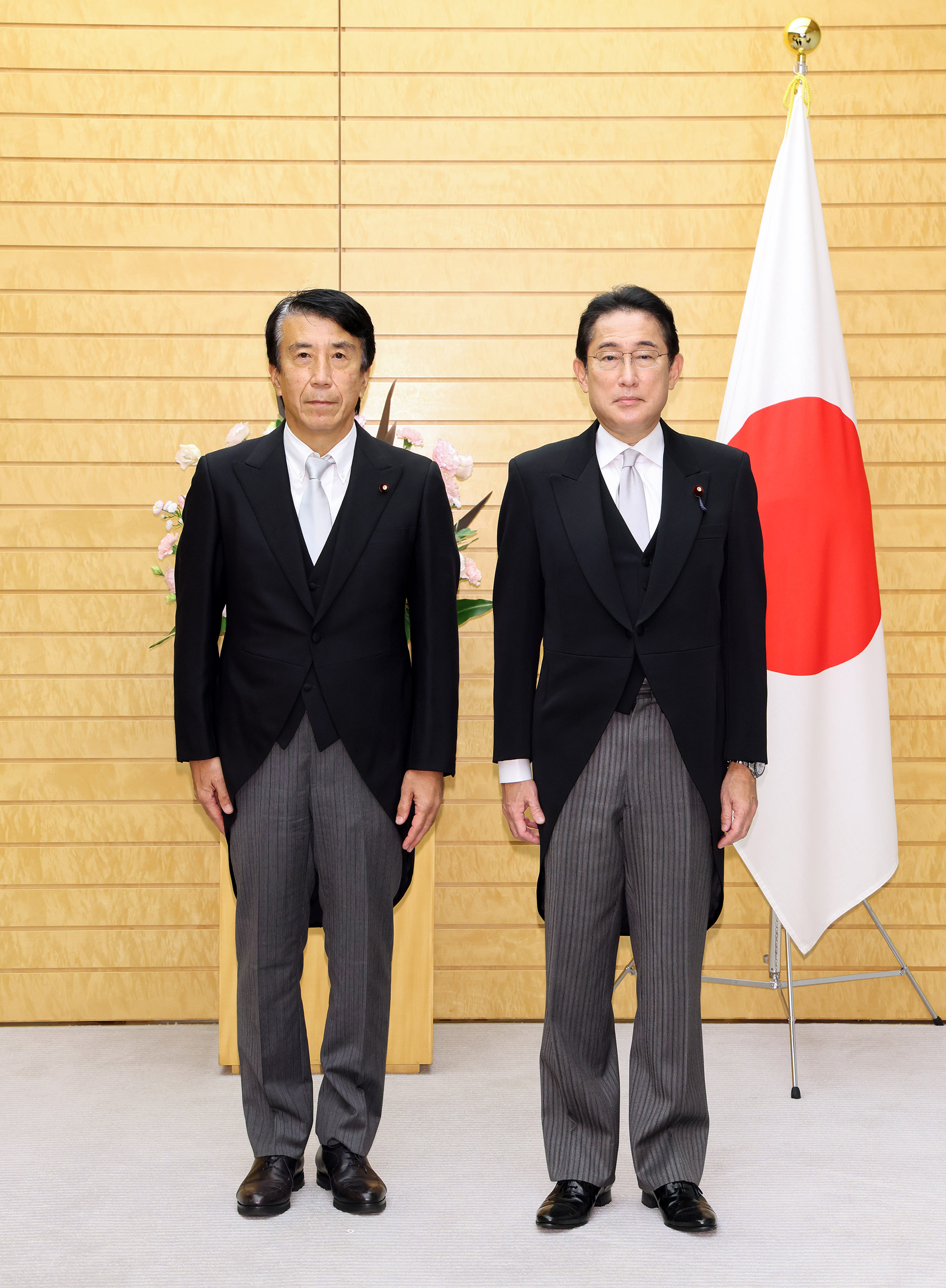 齋藤大臣と写真撮影に臨む岸田総理３