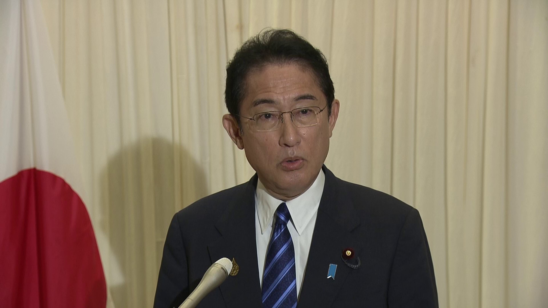 記者の質問に答える岸田総理