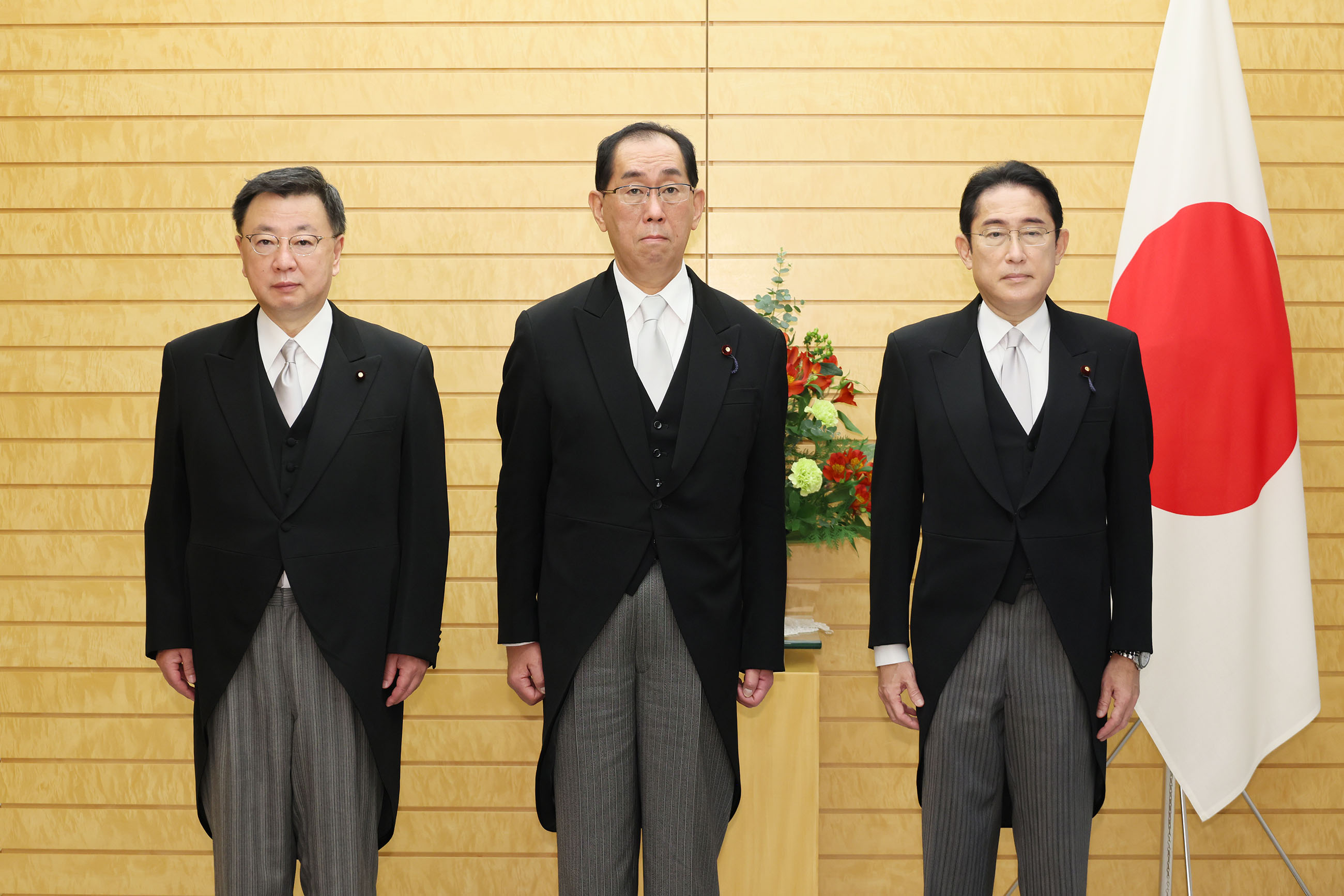 松本大臣と写真撮影に臨む岸田総理２