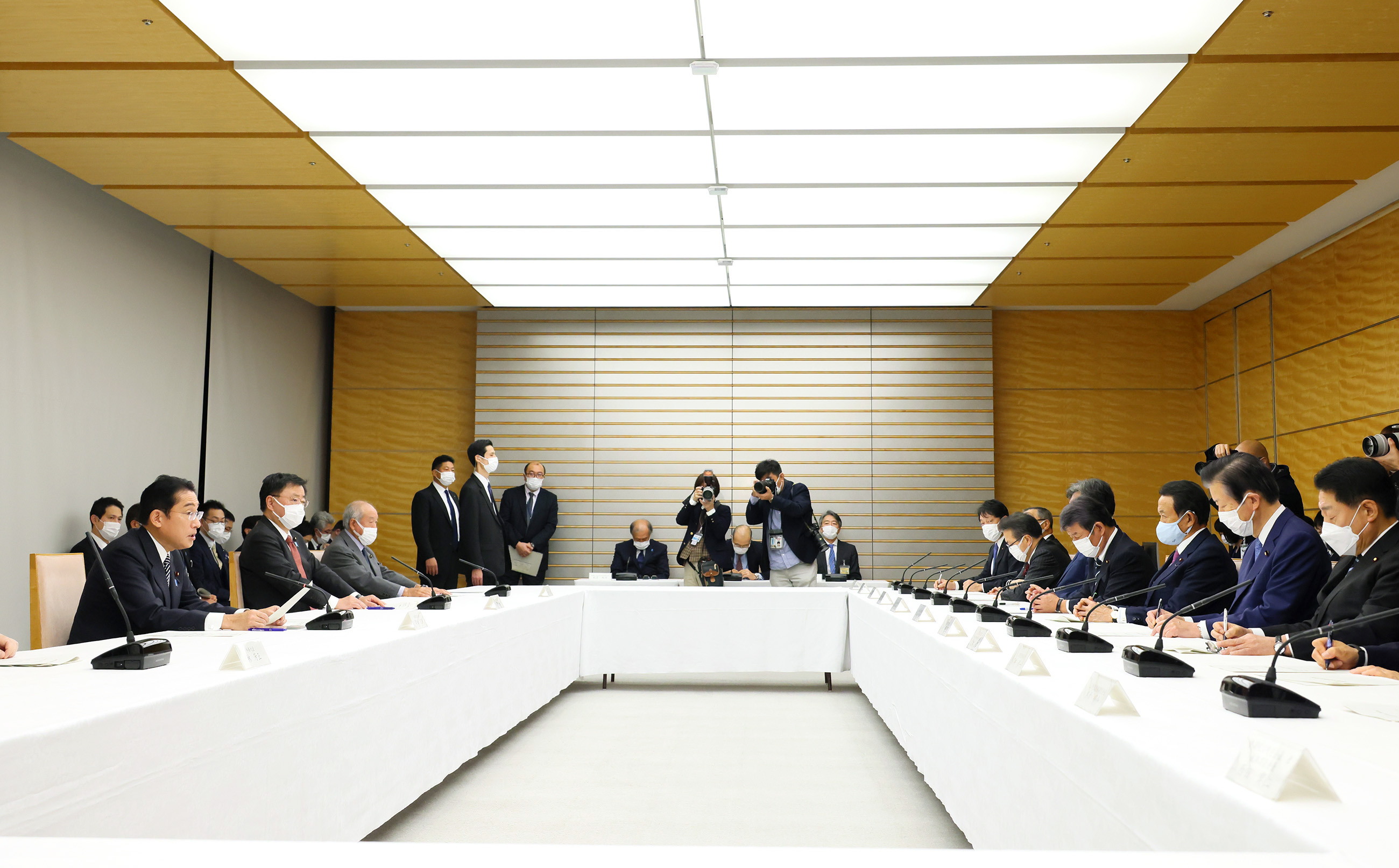 会議のまとめを行う岸田総理４